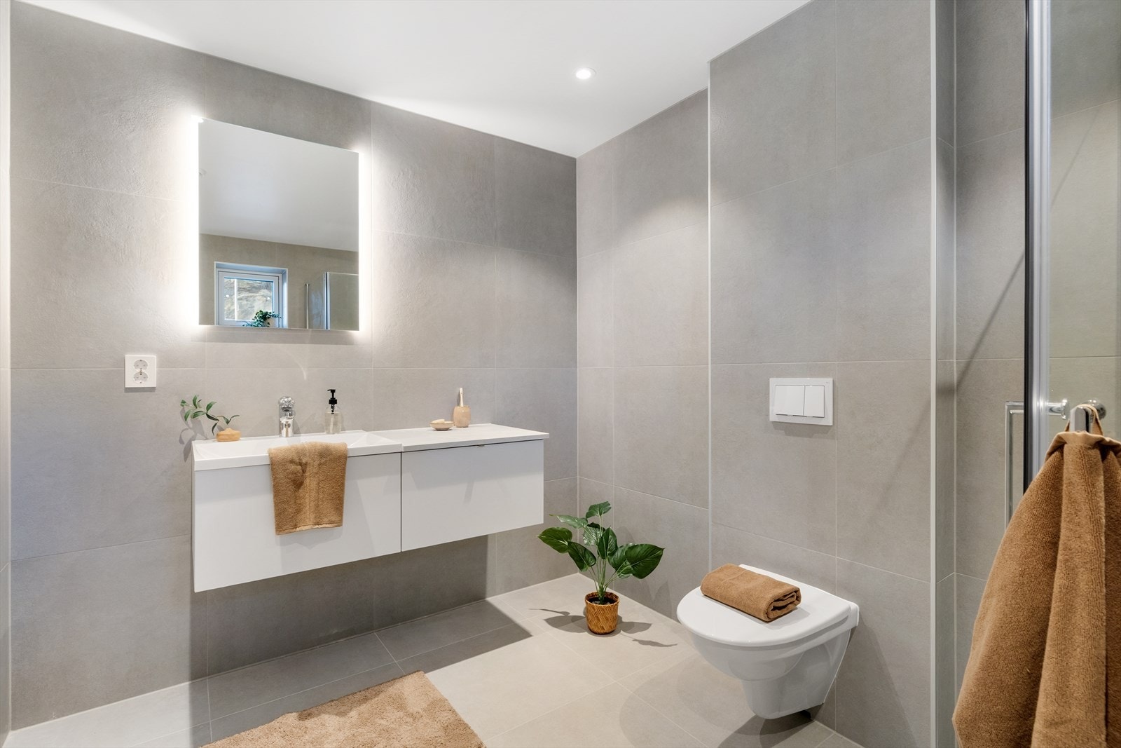 Badene har et delikat og tidløst uttrykk, og er utstyrt med vegghengt toalett, dusj med glassdører og en lys baderomsinnredning med heldekkende servant fra Sigdal. Galleribilde