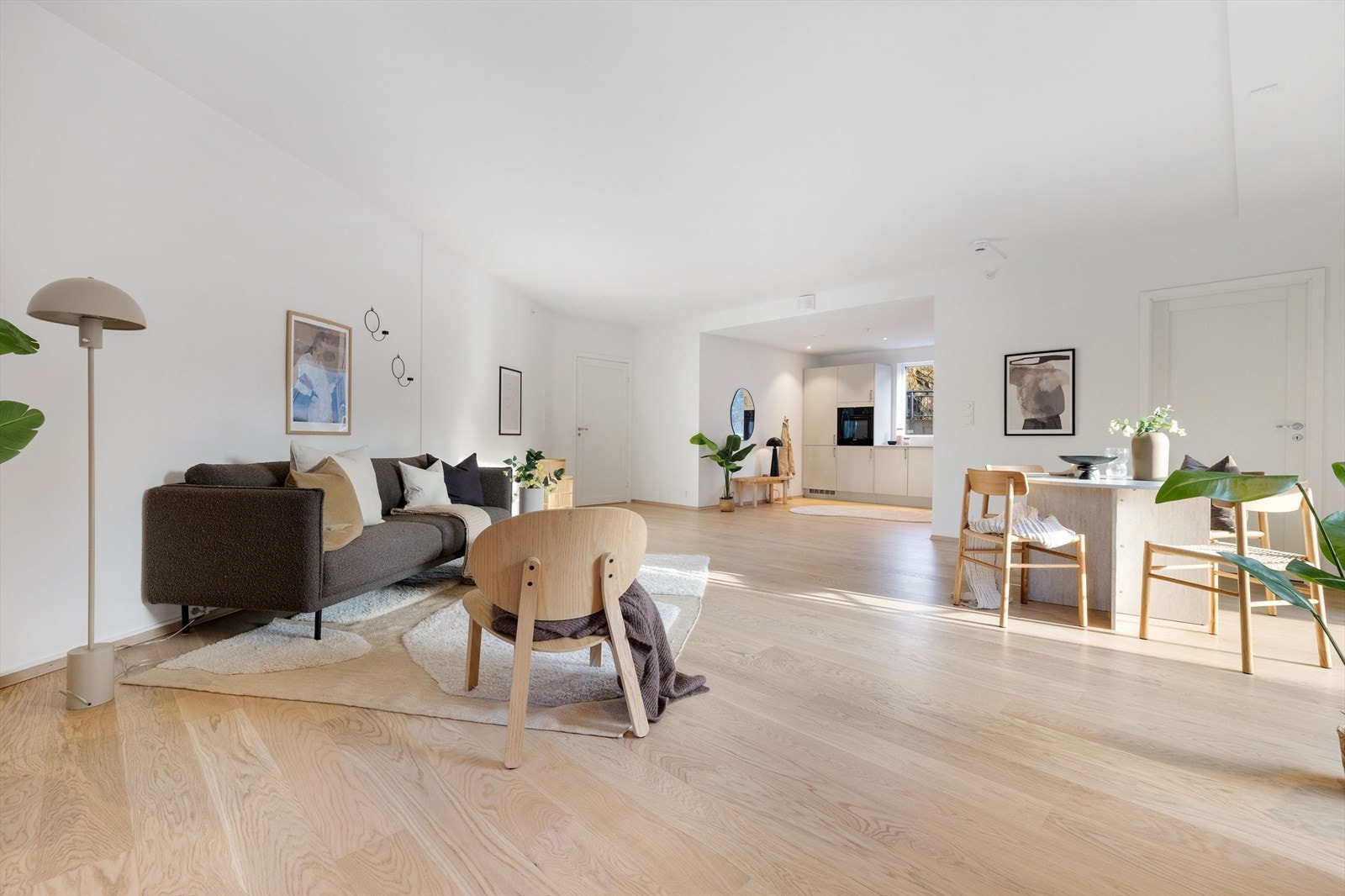 Leiligheten har en pen enstavs eikeparkett på gulv, og et stilrent uttrykk med listfri overgang i tak og rundt vindu. Galleribilde