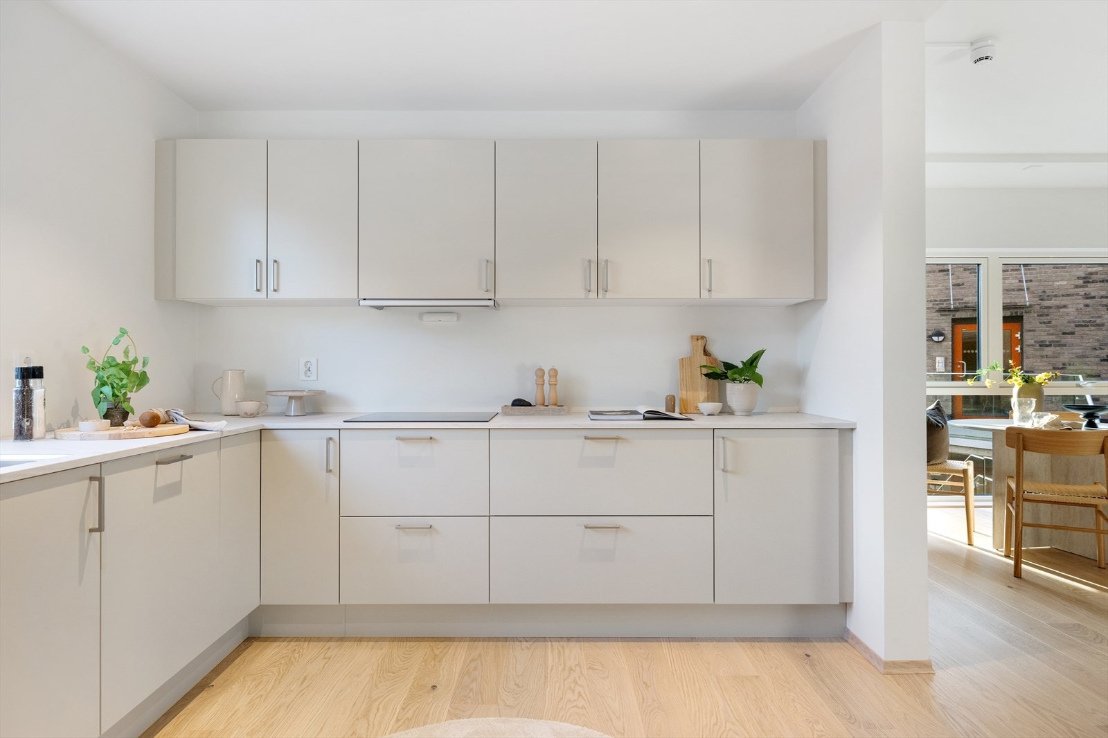 Et elegant kjøkken med rene linjer og tidløst design. Integrerte hvitevarer fra Siemens er inkludert! Her får du induksjonstopp, stekeovn, helintegrert oppvaskmaskin og kombiskap med kjøl- og frys. Galleribilde