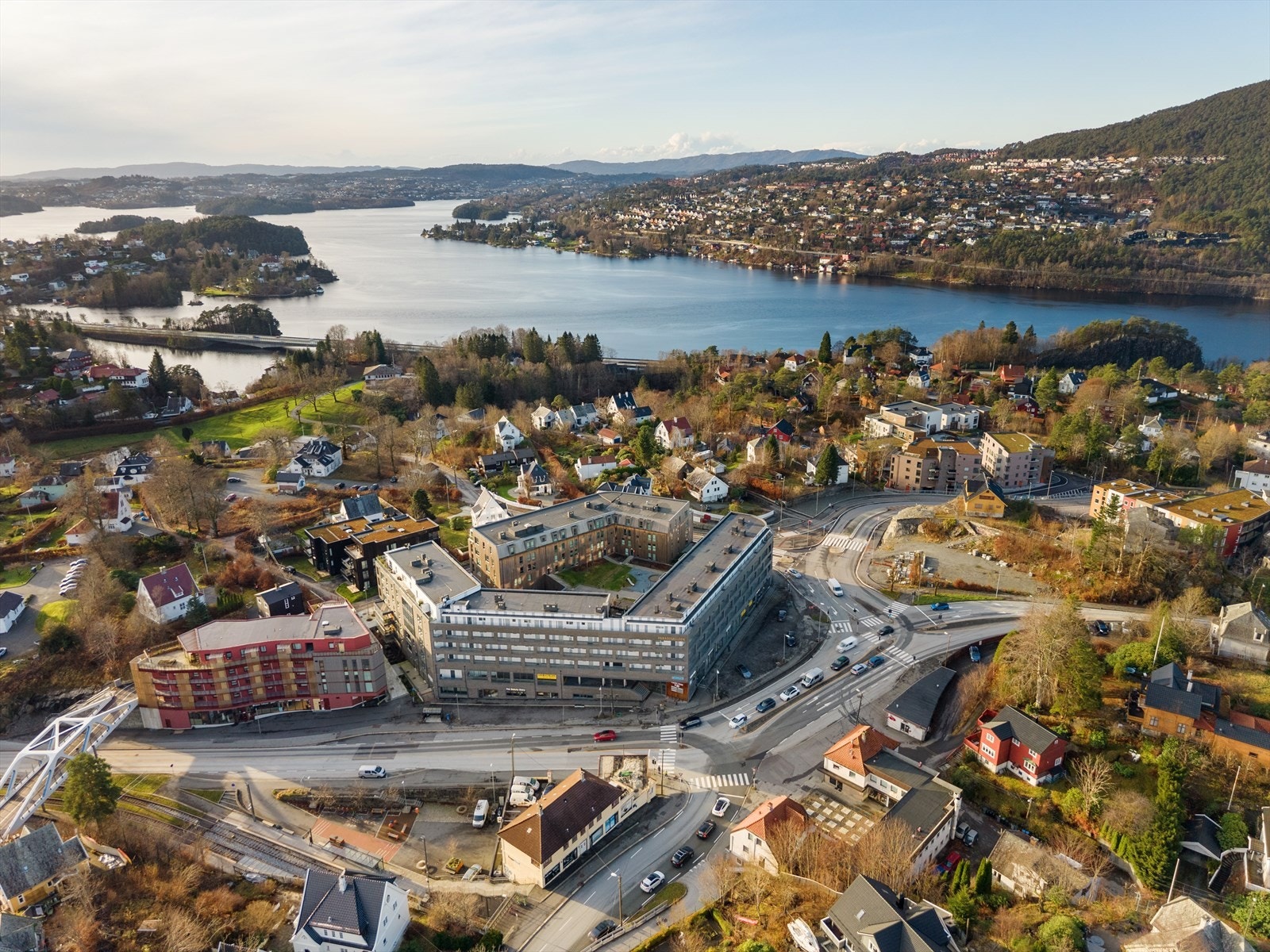 Nær Paradis er det mange flotte og naturskjønne opplevelser. Ta turen til Stavkirken, Gamlehaugen, Troldhaugen, Langeskogen eller Myravatnet. Her kan du velge det som passer dagsformen. Galleribilde