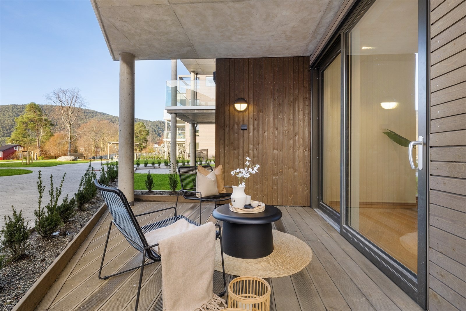 Du blir samtidig godt skjermet for innsyn da det nylig er plantet hekk mot felleshagen. Galleribilde