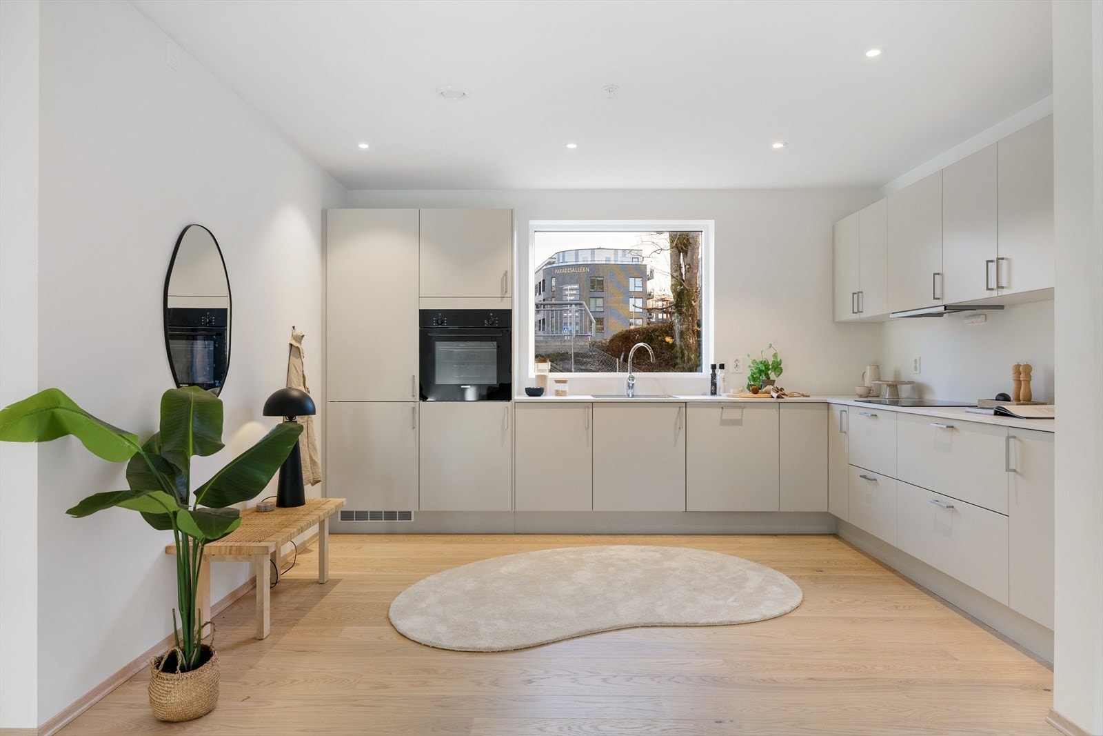 Kjøkkenet har en åpen løsning mot stuen, og er velutstyrt med god skap- og benkplass. Galleribilde