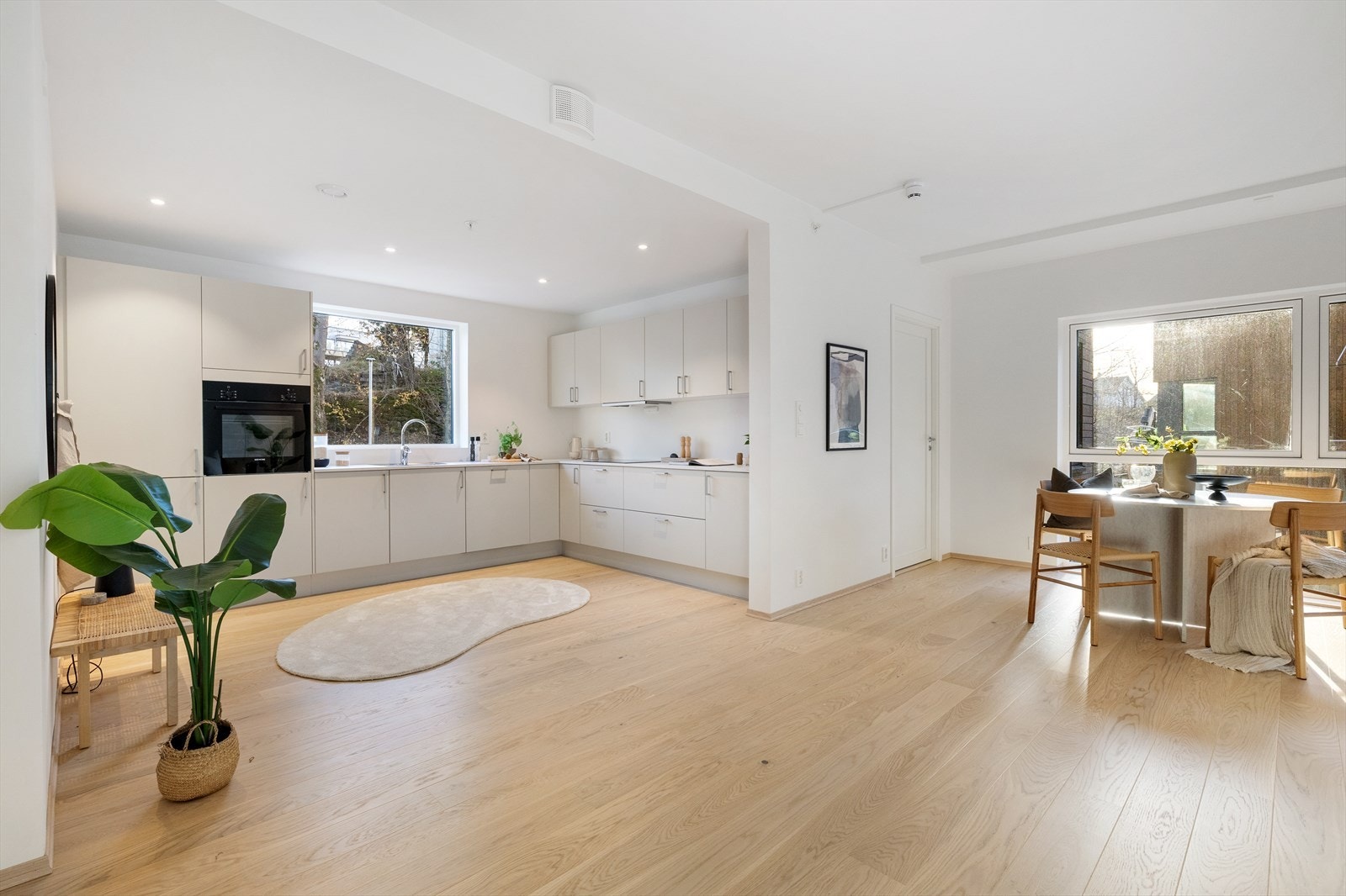 Den åpne planløsningen gir en god romfølelse og bidrar til et sosialt og innbydende oppholdsrom Galleribilde