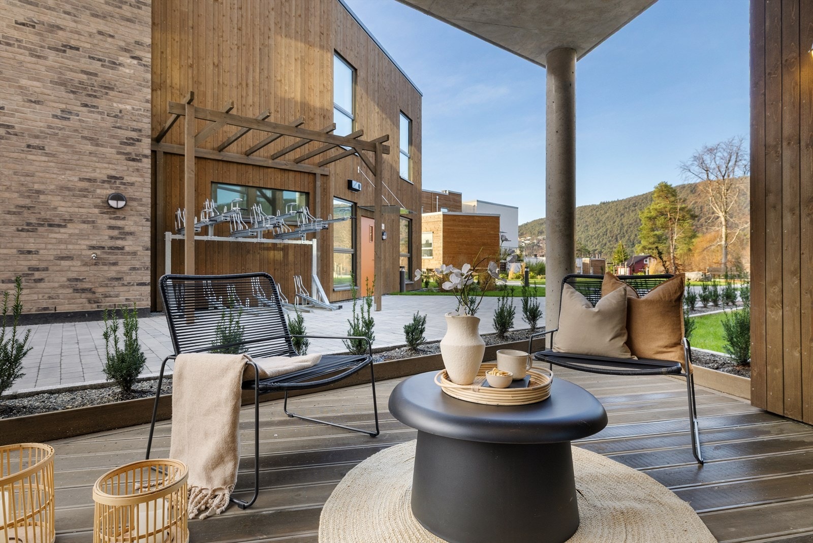 Leiligheten har egen terrasse på 12 kvm med enkel tilgang til felleshagen. Galleribilde