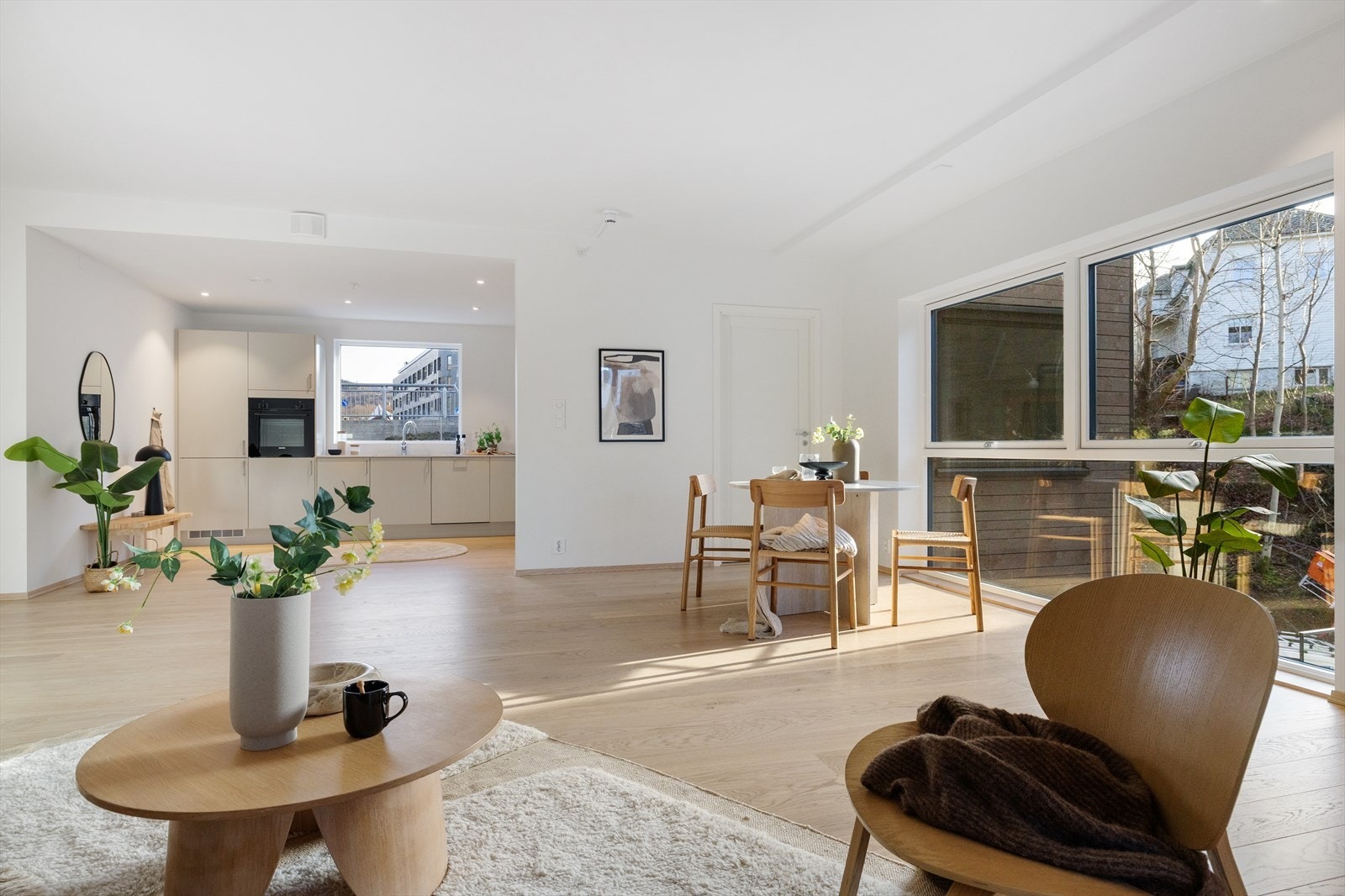 Leiligheten har en åpen og moderne stue-/kjøkkenløsning som er naturlig delt inn i soner for opphold, spising og matlaging. Galleribilde