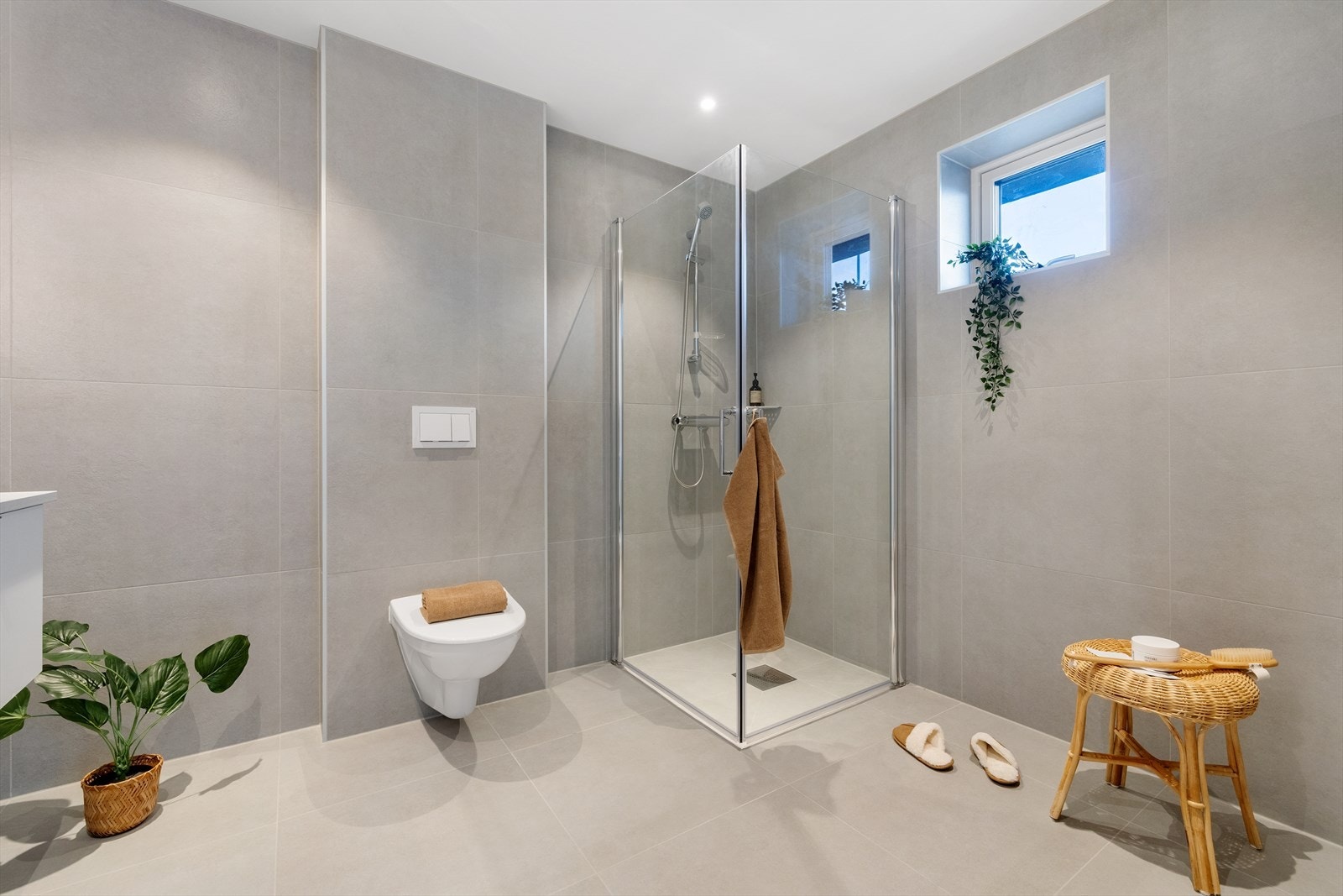 Leiligheten har pene og moderne baderom som er lekkert helfliset med 60x60 flis på gulv og vegger, samt nedsenket dusjsone med mosaikkflis. Galleribilde