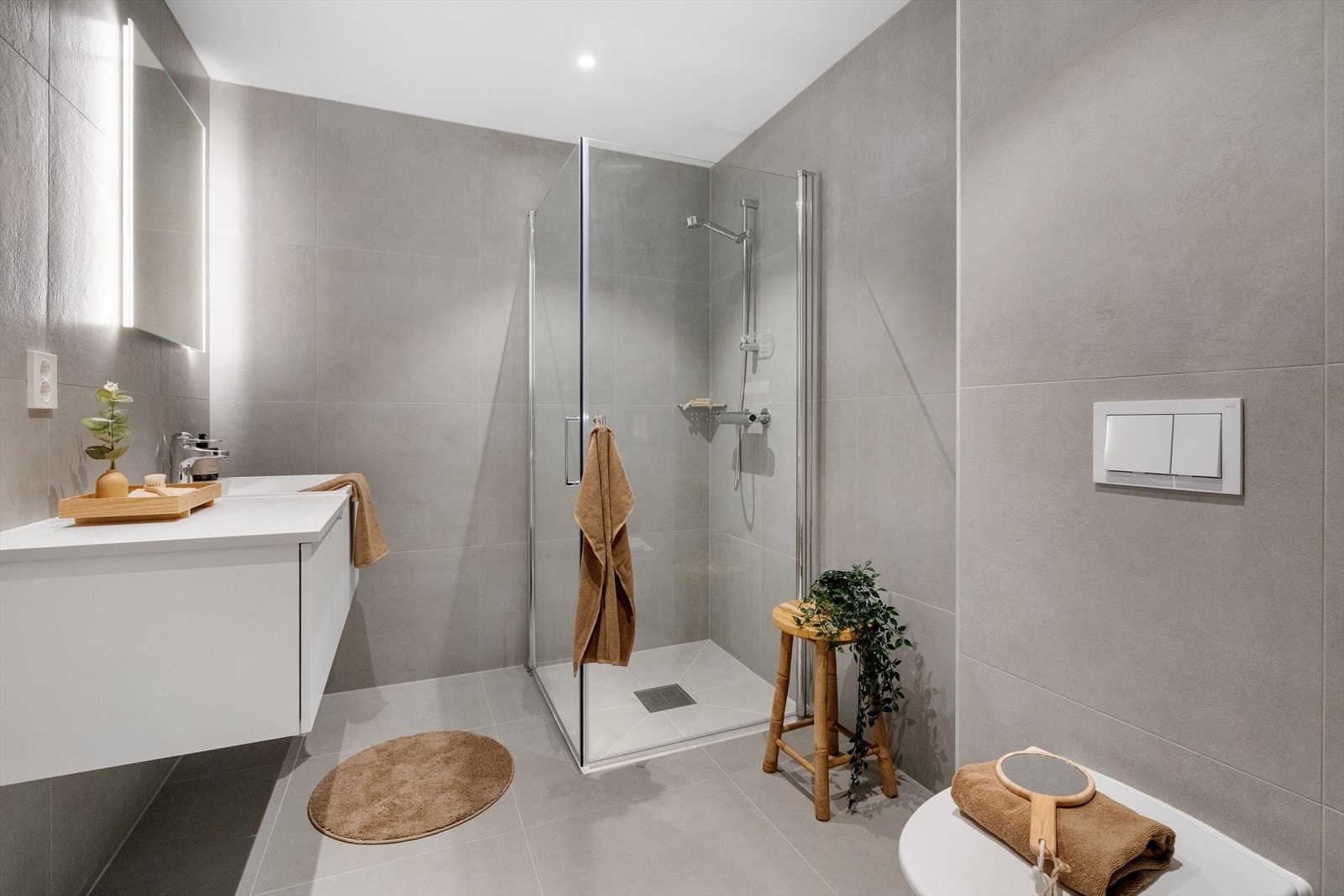 Det er elektriske varmekabler i gulvet som gir en behagelig temperatur året rundt. Galleribilde