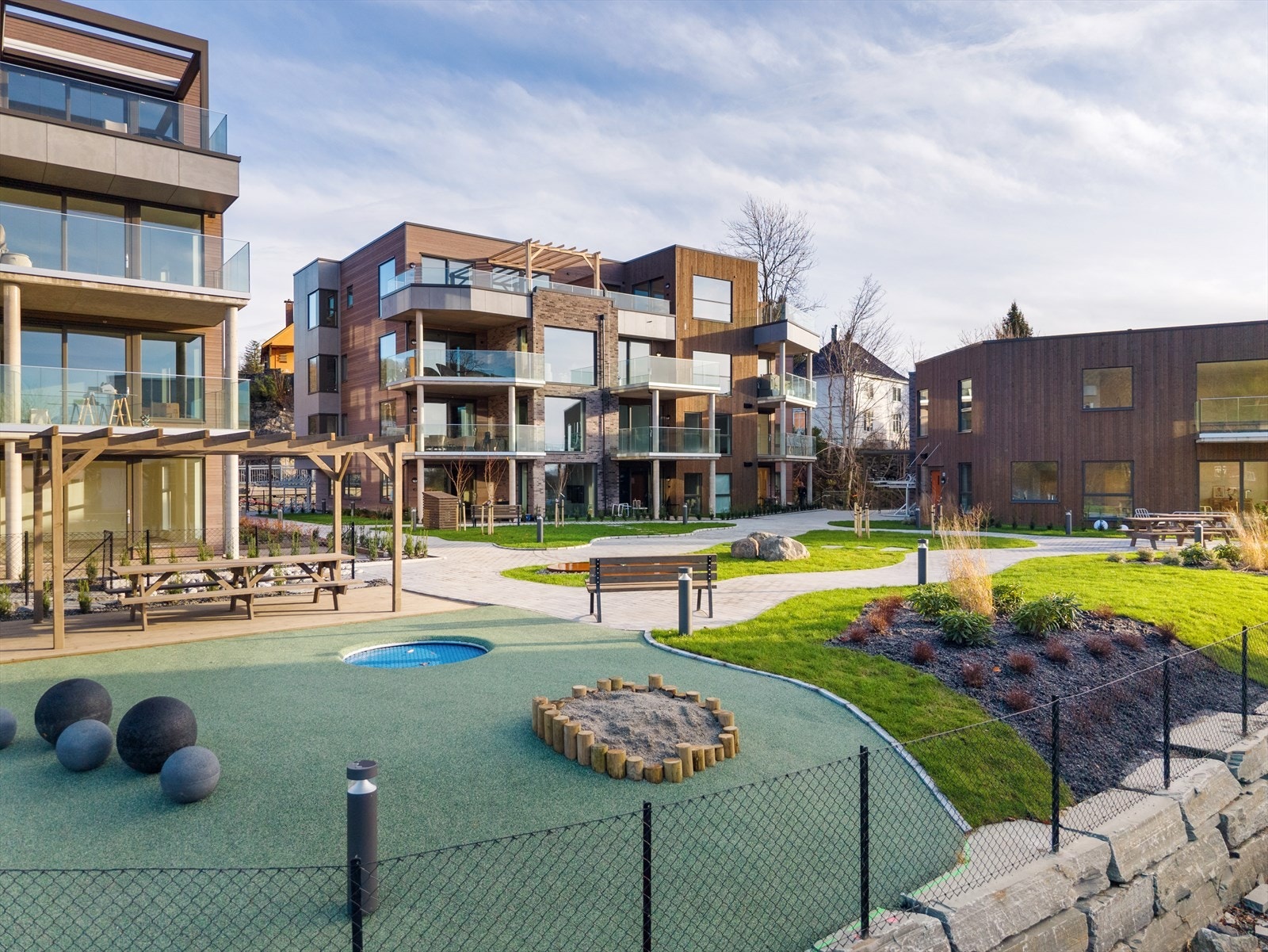 For de minste blir det etablert et lekeområde med to disser, en bakketrampoline og en sandkasse. Kjekt for barn og barnebarn. Galleribilde