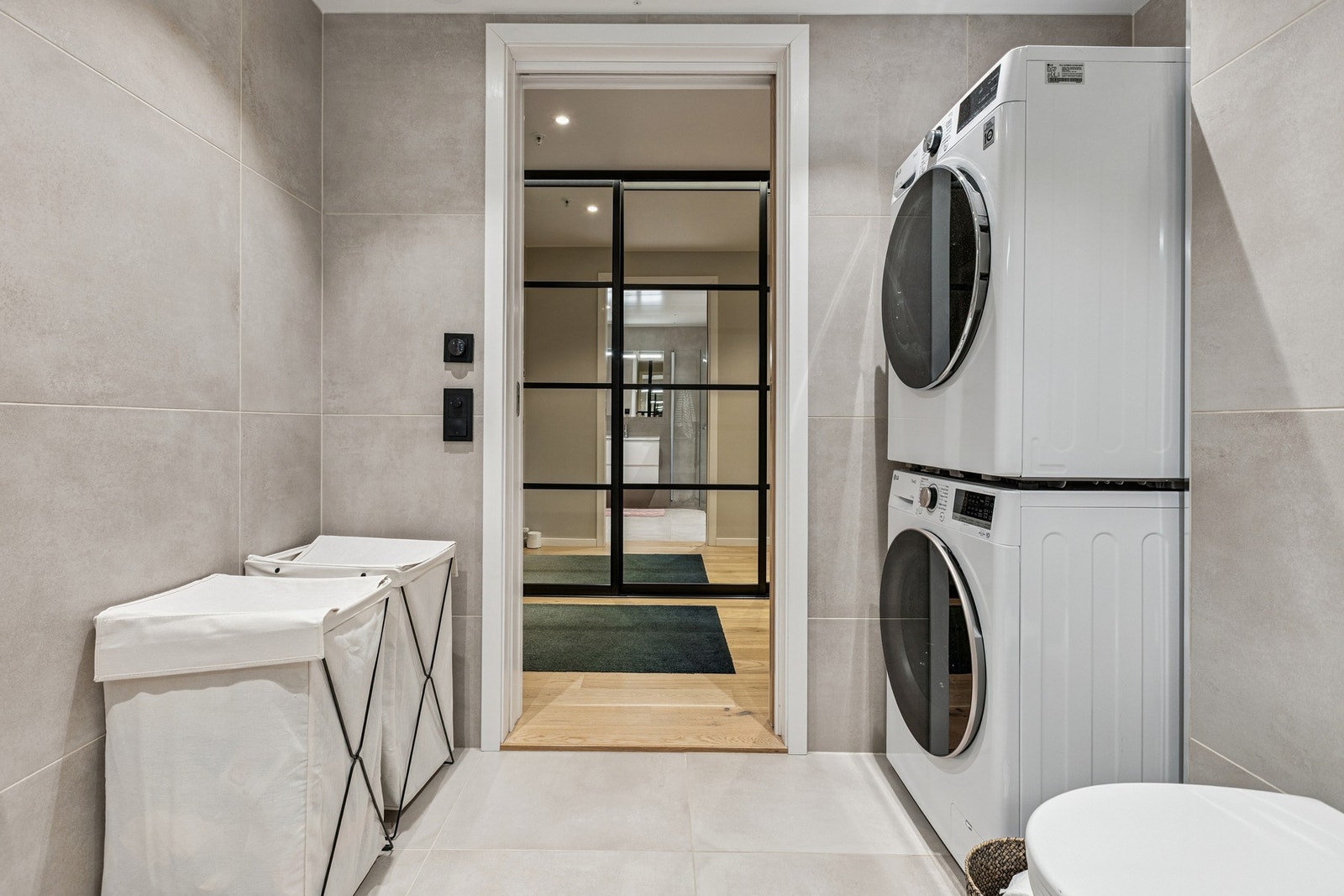 Bad nr. 2 er helfliset og har opplegg for vaskemaskin og tørketrommel. Galleribilde