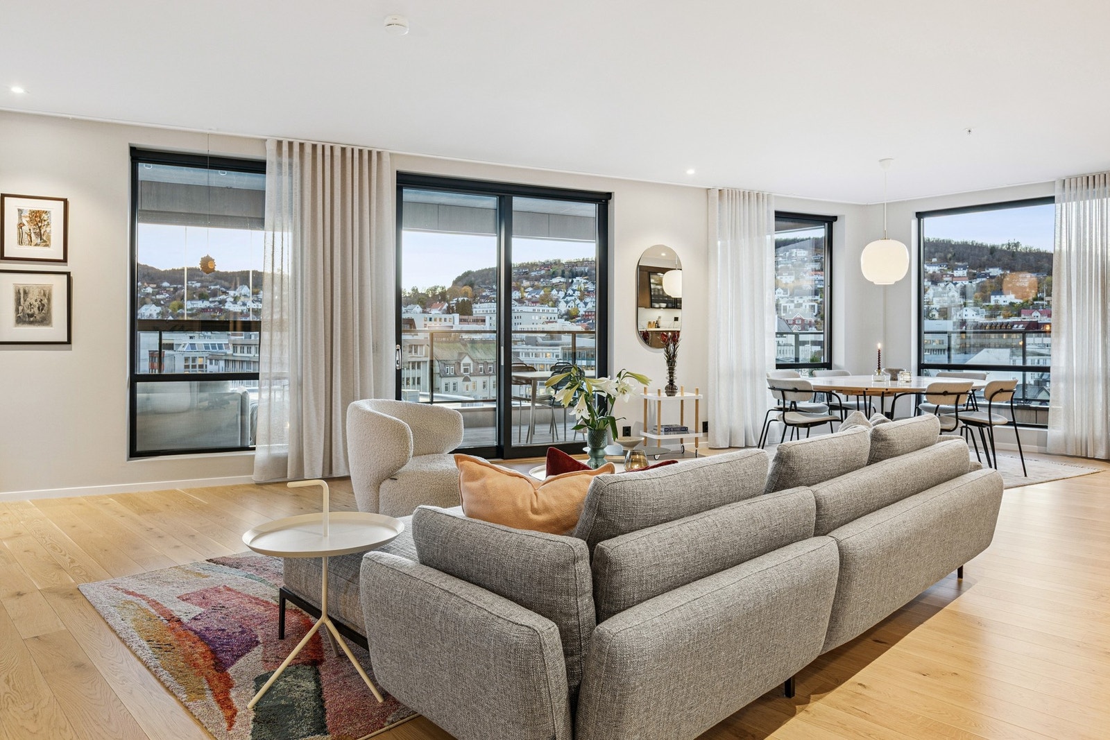 En lekker, romslig og meget møbleringsvennlig stue med store vindusflater. Galleribilde