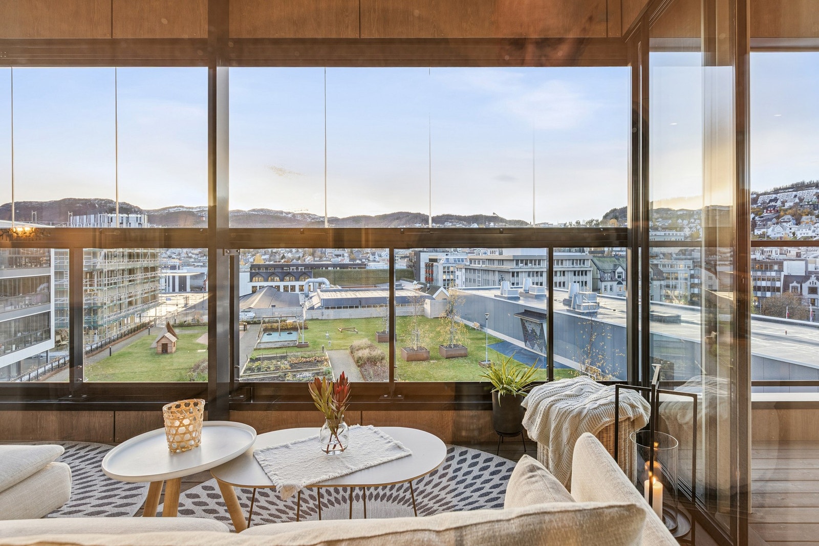 Vi beveger oss ut til privat veranda/balkong med innglasset del. Galleribilde