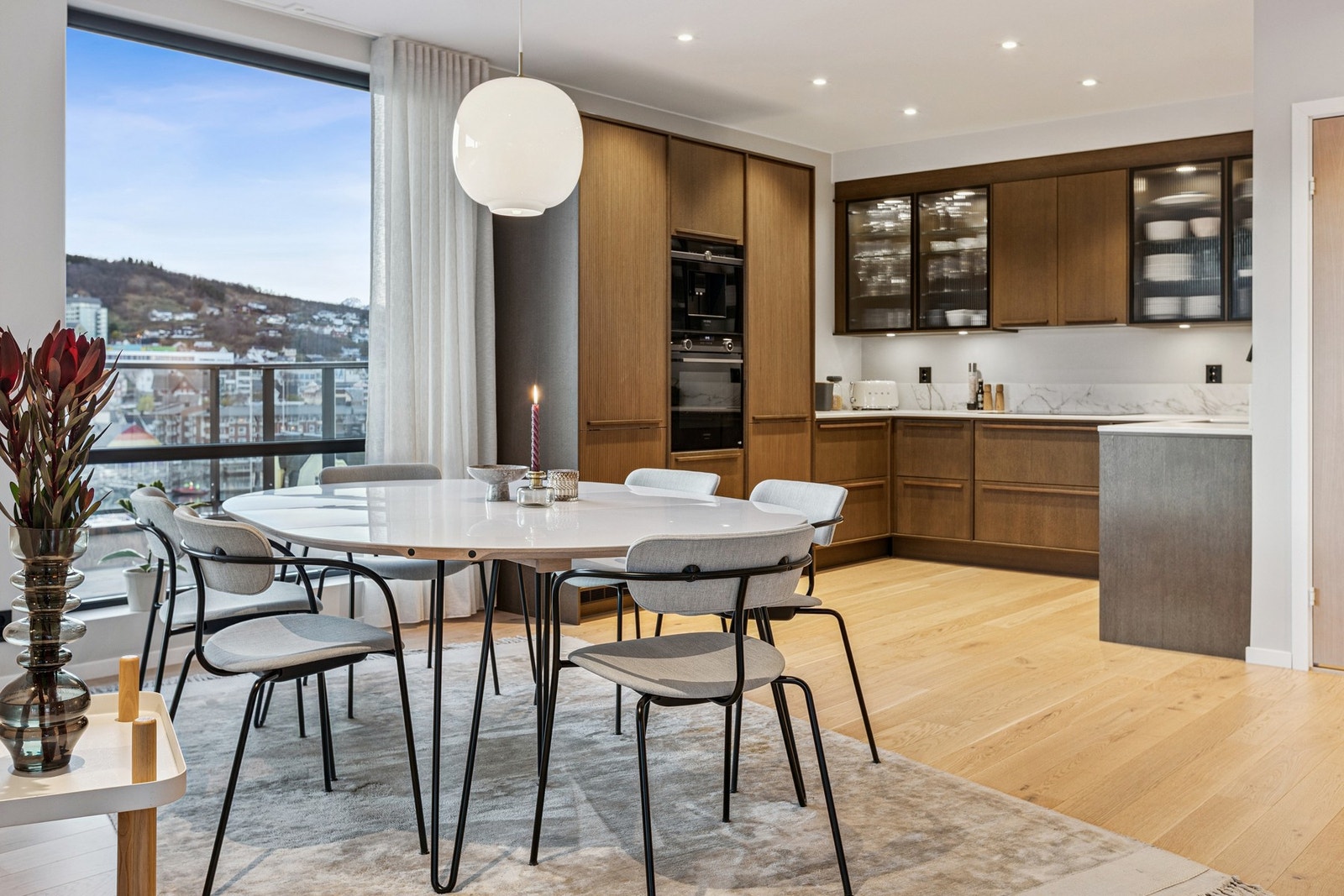 Spisestue og kjøkken, legg merke til utsikten mot Havnepromenaden, hurtigbåtkaia og Trondenes. Galleribilde