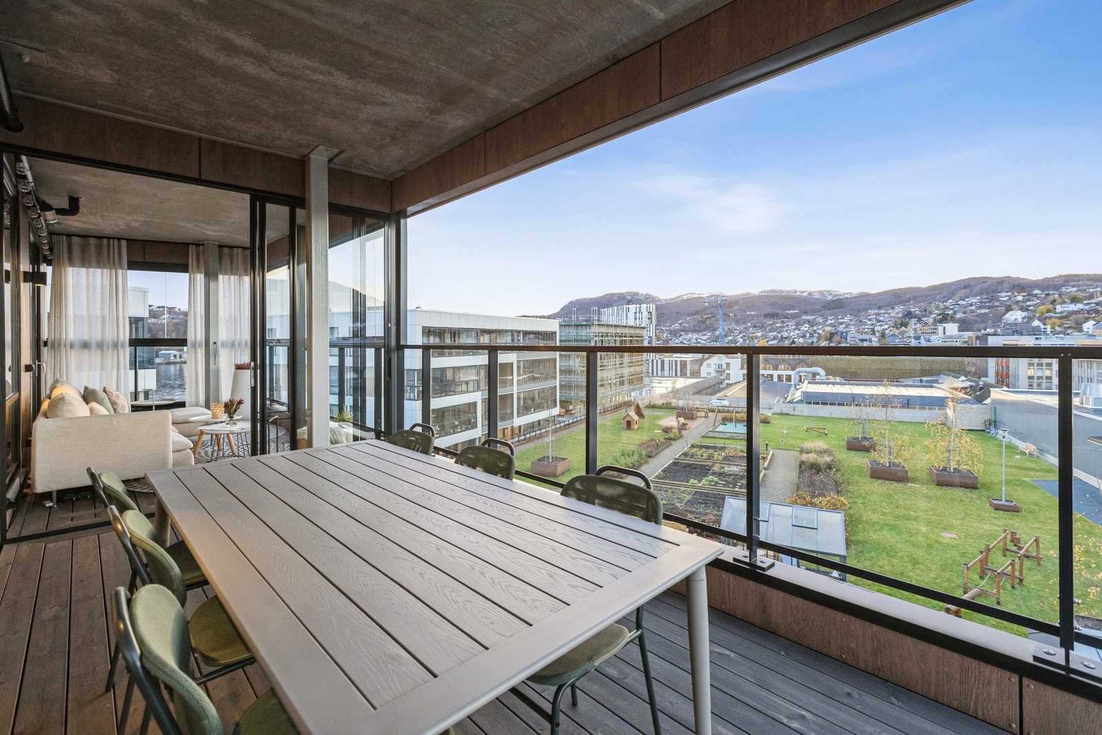 Legg merke til størrelse og at leiligheten i sin helhet er vendt mot sør og vest. Det er sjelden vare i markedet. Galleribilde