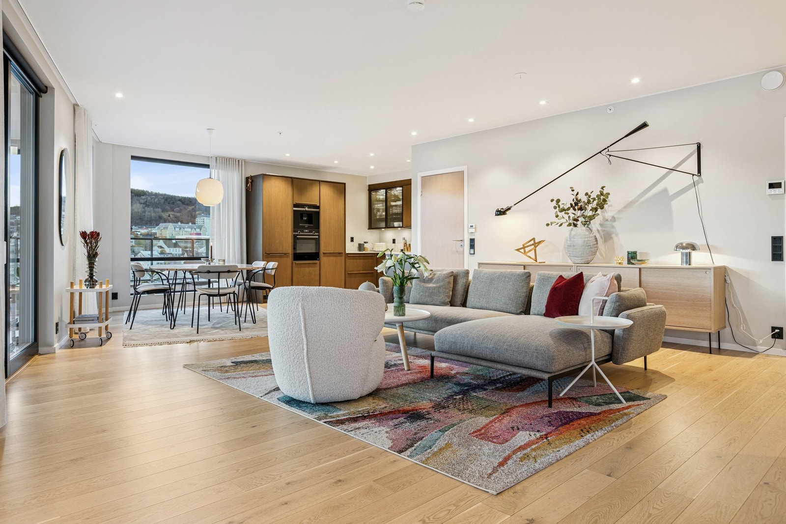 Stue mot spisestue og kjøkkenavdeling. Galleribilde