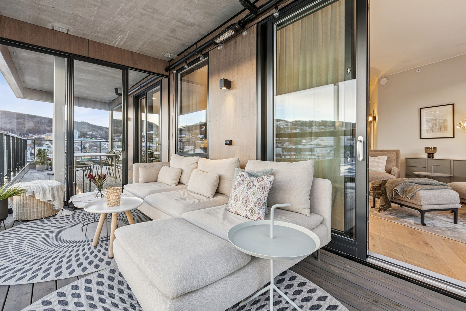 Innglasset balkong (del av balkong) med egen utgang fra stue. Galleribilde