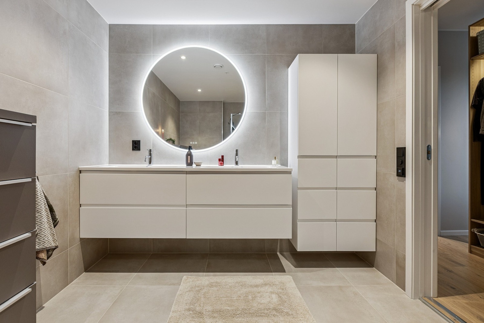 Suite-bad med varme og solid innredning. Galleribilde