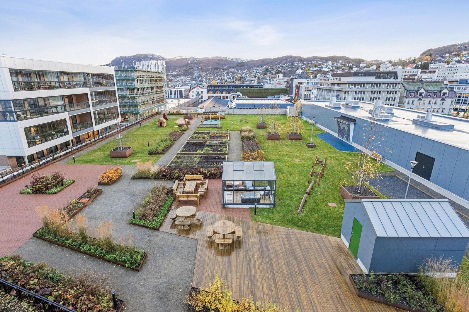 Utsikt fra leilighet og balkong mot byhagen som er eksklusiv og kun beregnet for beboerne i borettslagene og de som kommer på besøk. Galleribilde