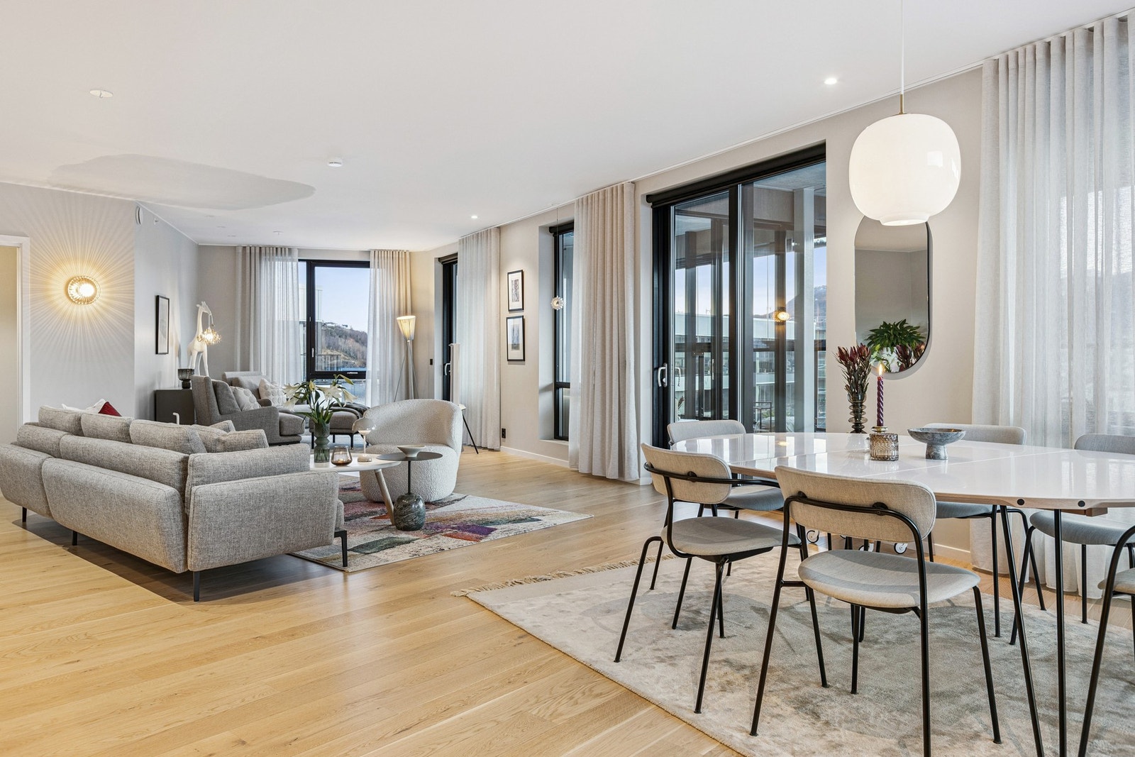 Stuen er møblert i flere soner og har hovedfasade mot sør. Galleribilde