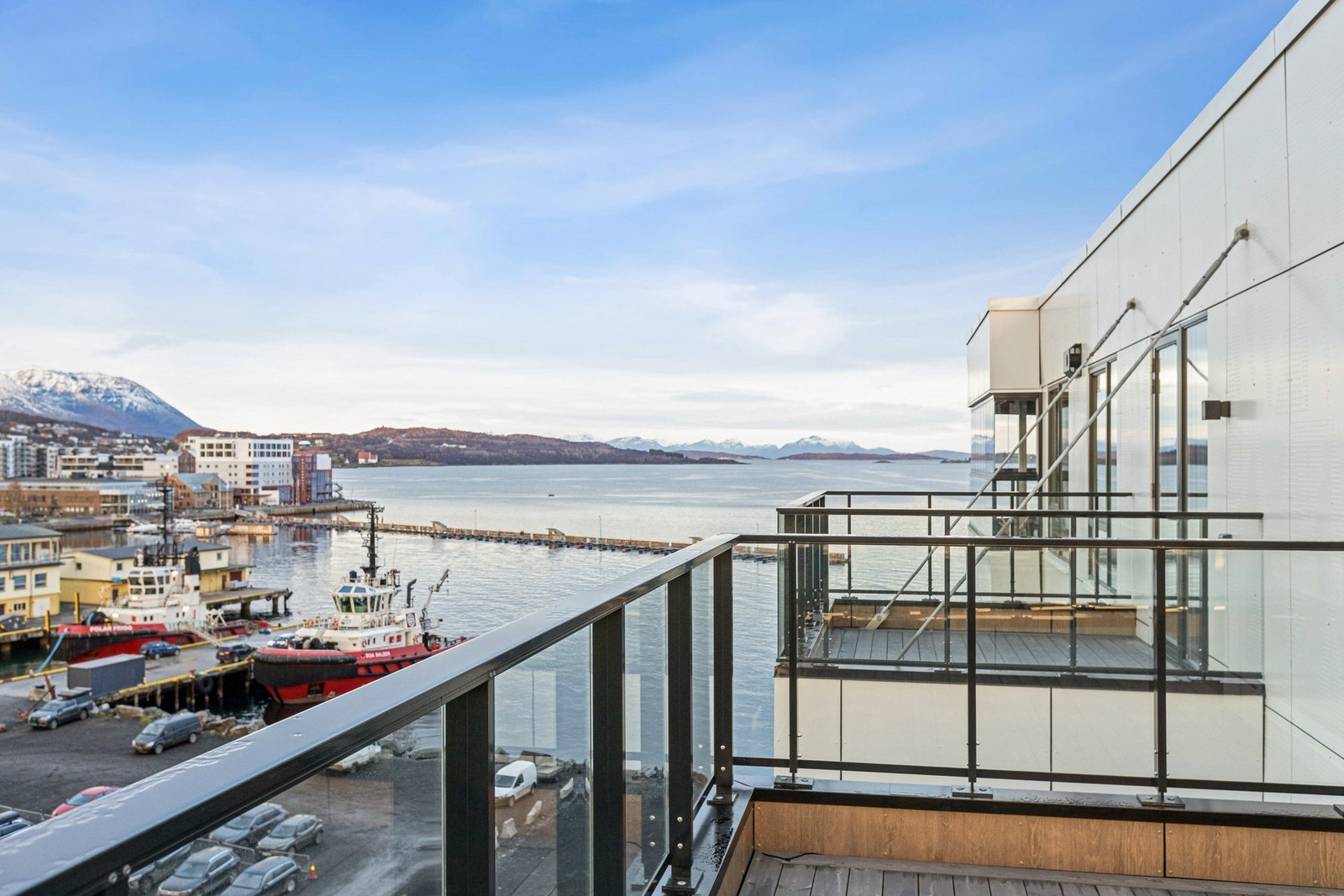 Utsikt fra hovedbalkong mot balkong som tilhører "master bedroom". Galleribilde