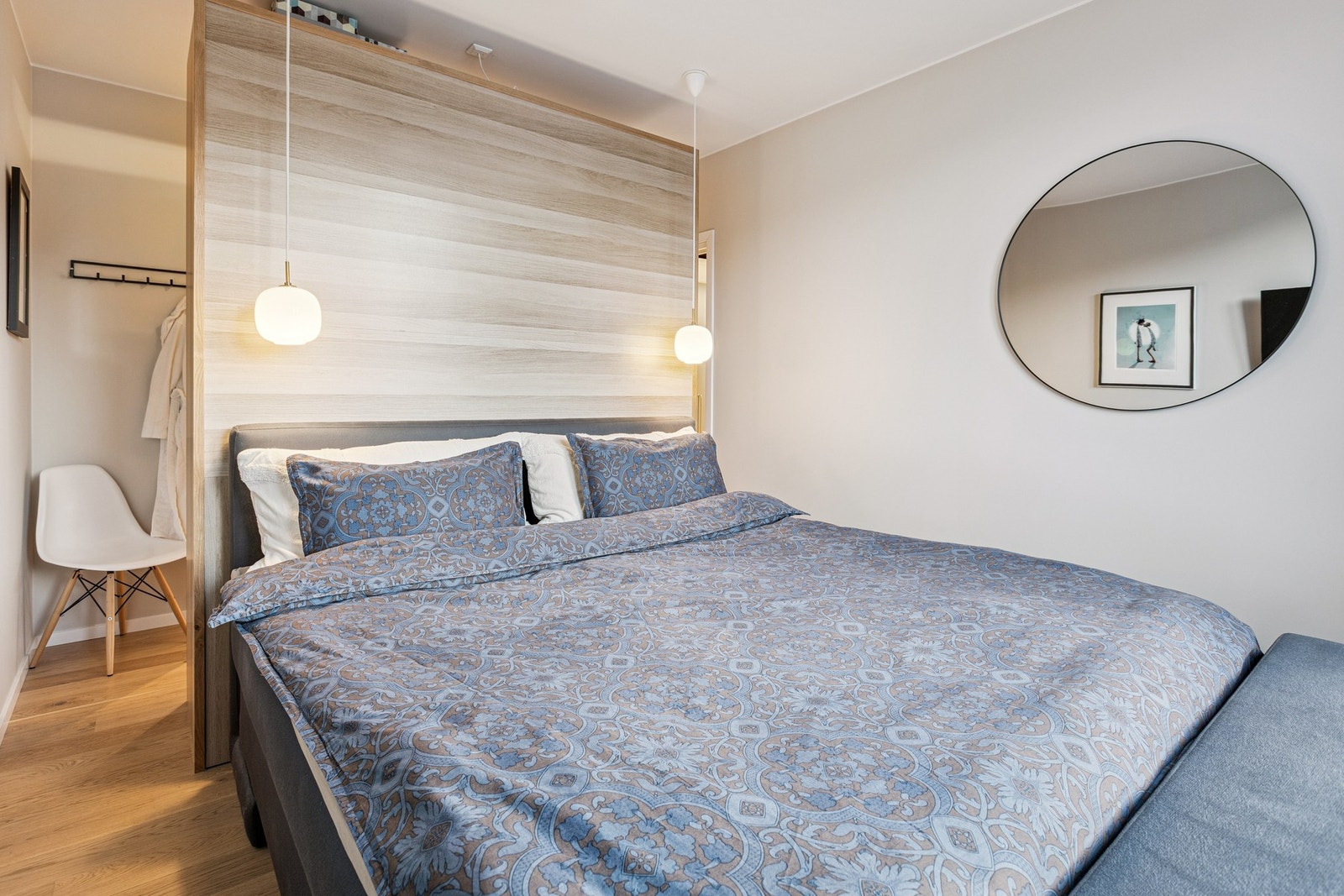 Master bedroom med garderobeløsning og eget bad. Galleribilde