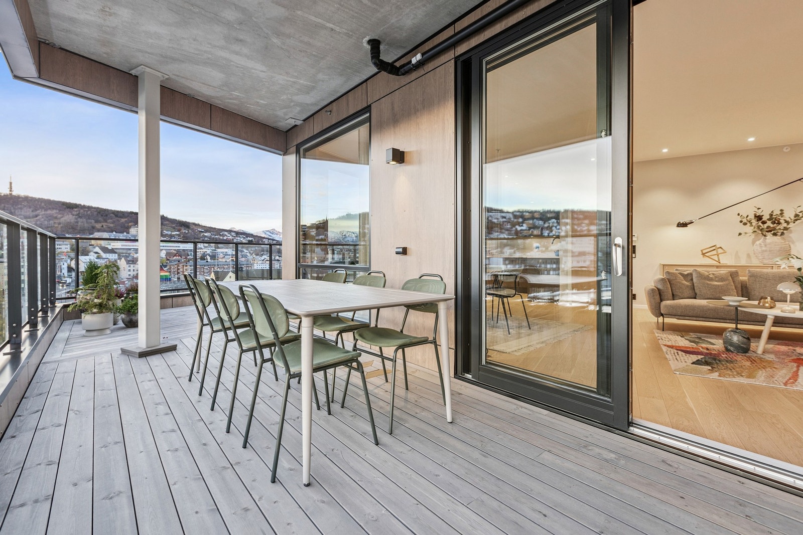 Uteplassen er meget romslig og gir deg plass for langbord til spisedelen om du ønsker. Galleribilde