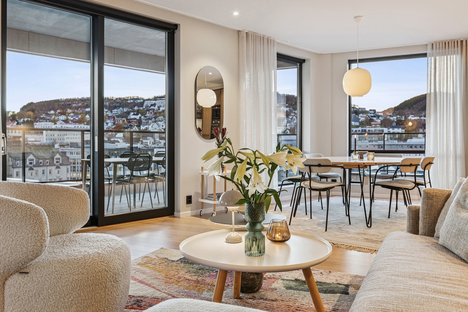 Fantastisk stuerom med åpne vindusflater, utgang til stor balkong og utsikt mot sentrum og Harstadåsen. Galleribilde