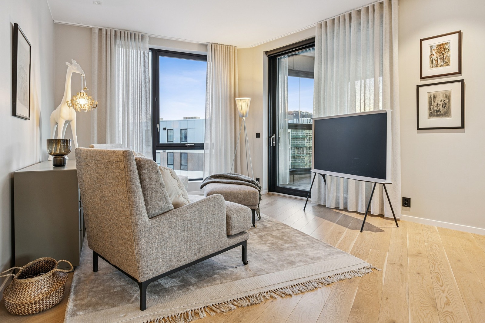 Nåværende eiere har møblert en del av stue til tv-sone. Hyggelig stuedel både sommer og vinter. Galleribilde