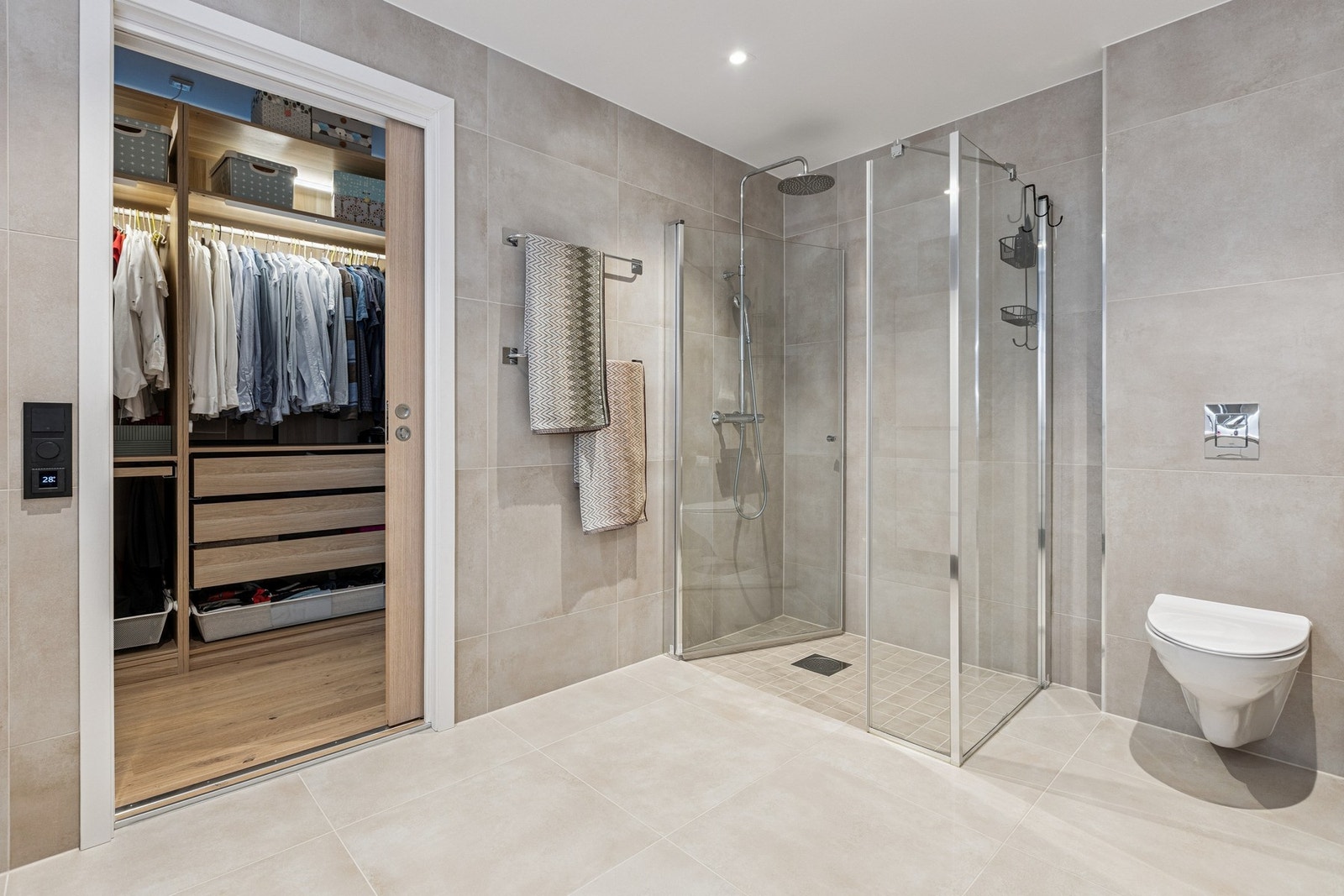 Du/dere får eget bad tilknyttet hovedsoverom. Galleribilde