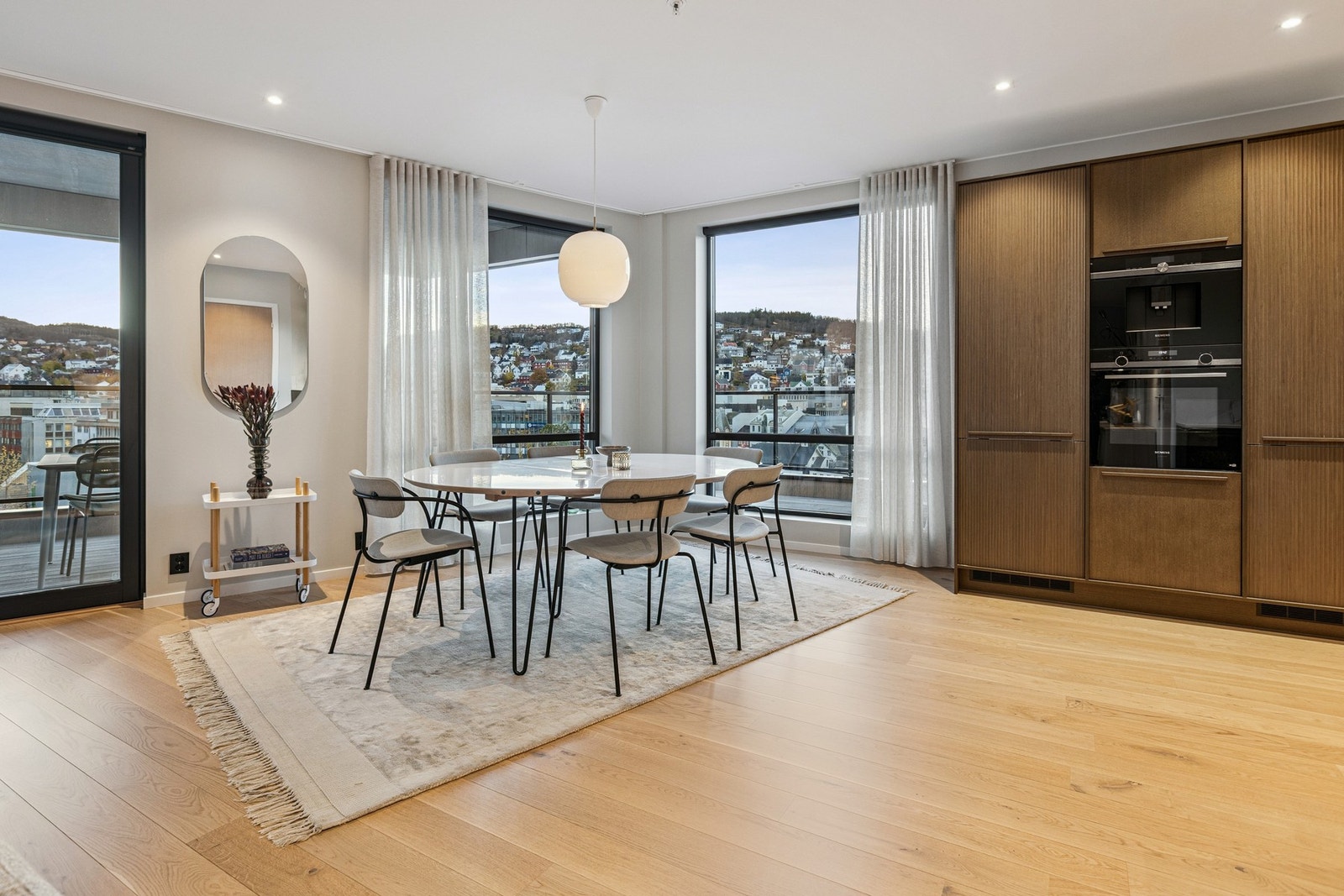 Spisestuedel i tilknytning kjøkken. Galleribilde