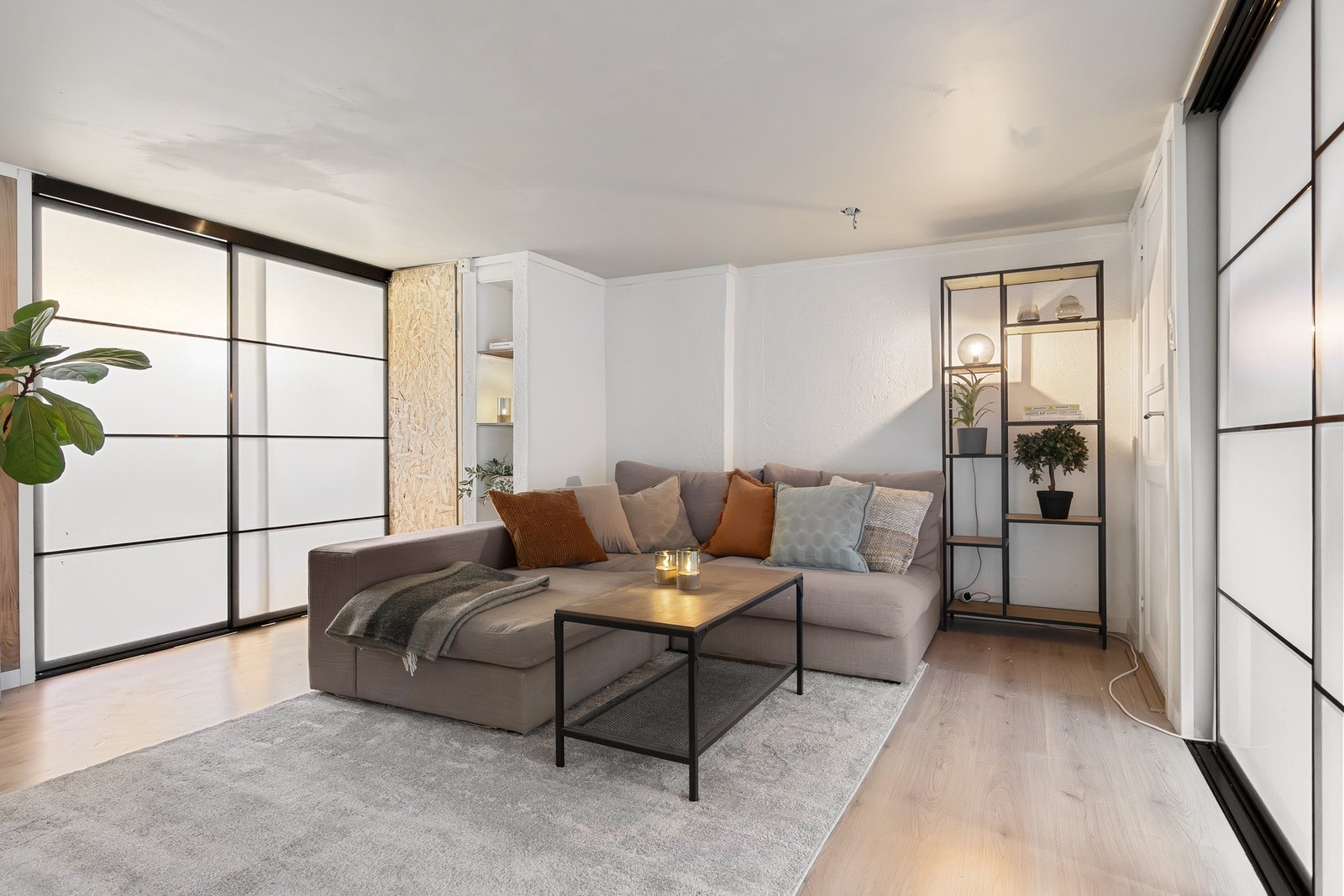 Kjelleretasjen består av innredet kjellerstue, innredet soverom, vaskerom, bad og kott. Galleribilde