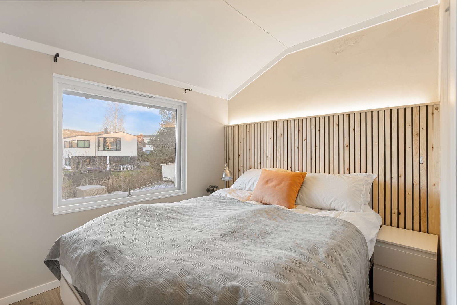 Lyst soverom med god plass til dobbeltseng og nattbord. Galleribilde