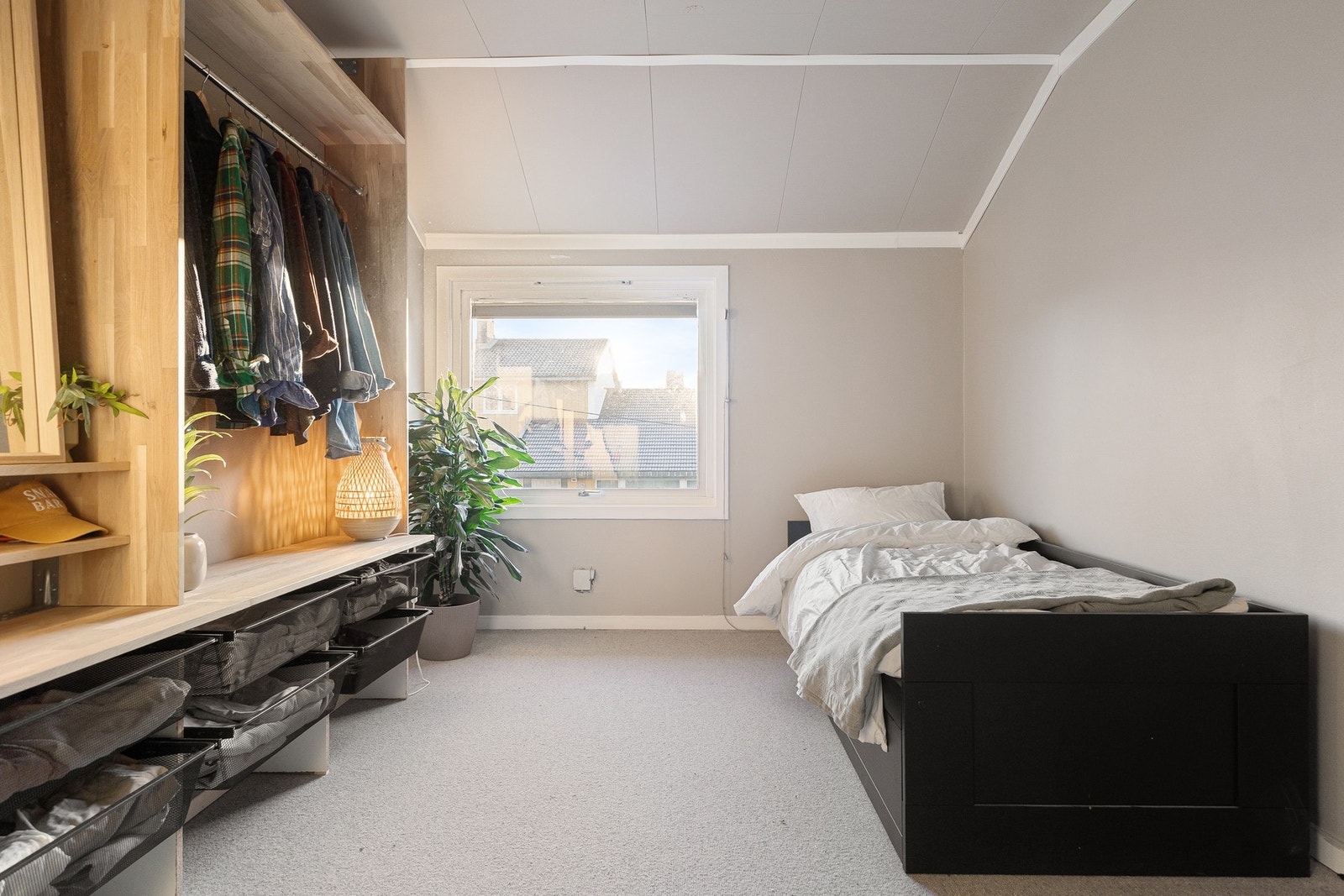 Romslig soverom med stor, plassbygget garderobeløsning. Galleribilde