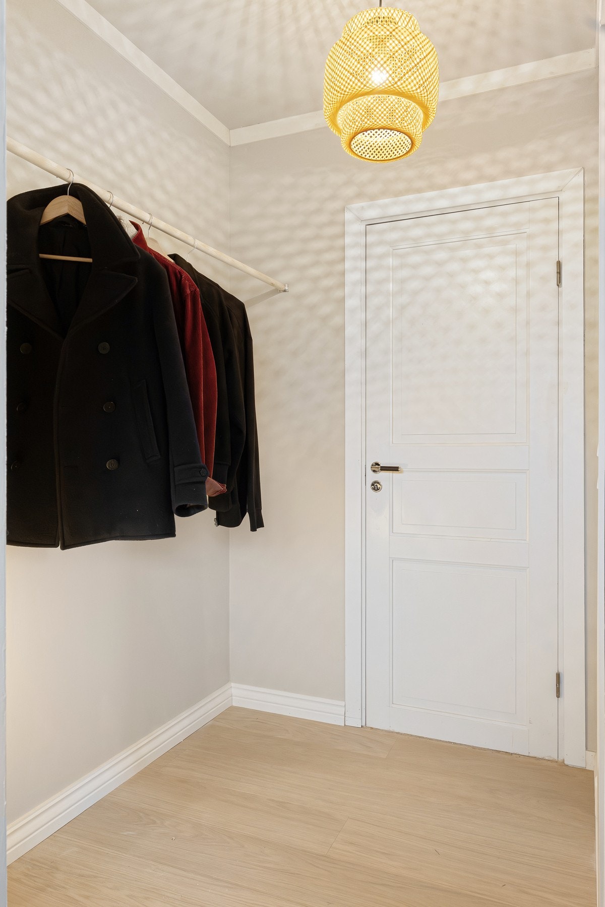 Nyoppusset og romslig garderobe ved inngangspartiet. Galleribilde