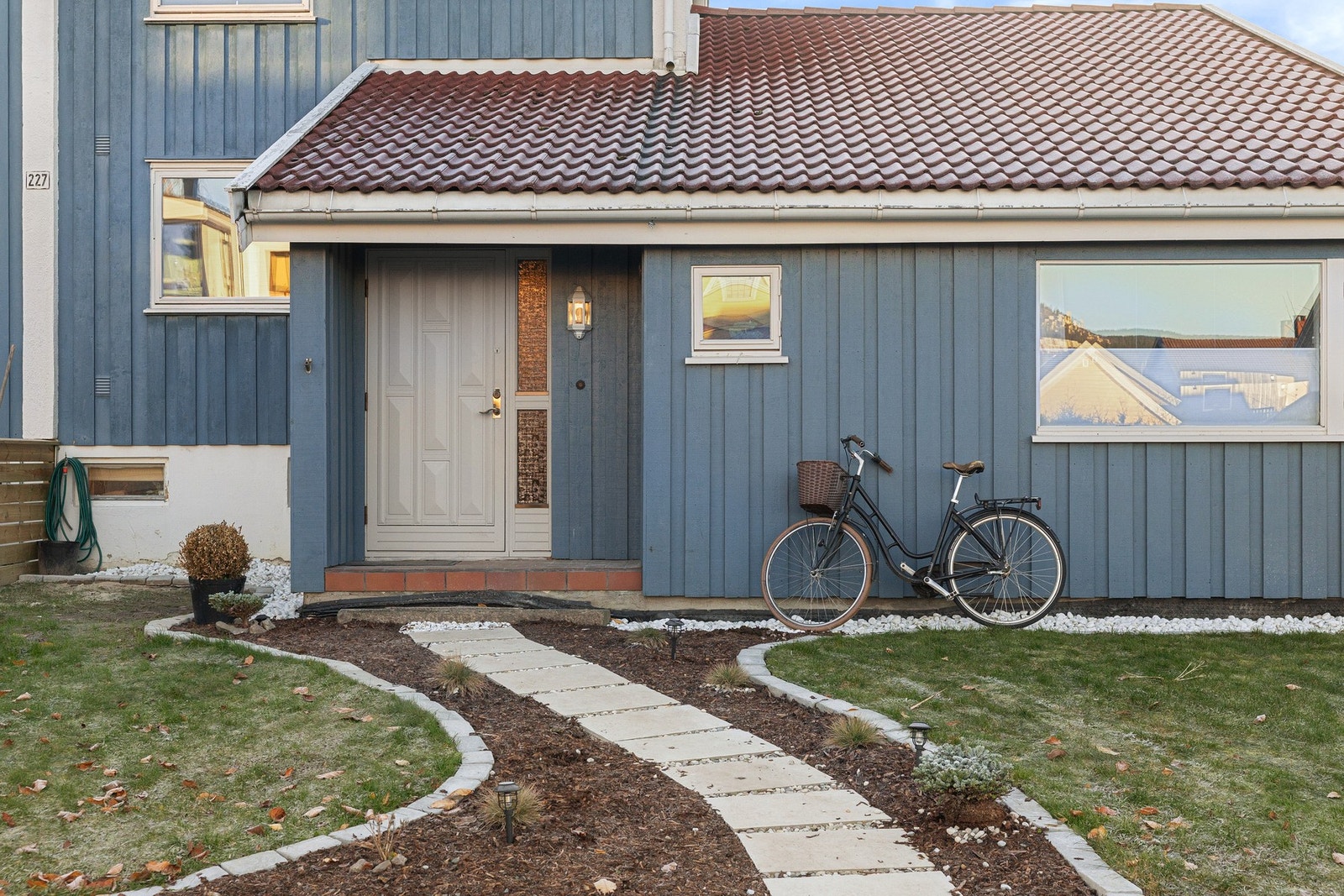 Veletablert og barnevennlig nabolag med nærhet til skole, barnehager, Eiksmarka senter, offentlig kommunikasjon og flotte rekreasjonsområder. Galleribilde