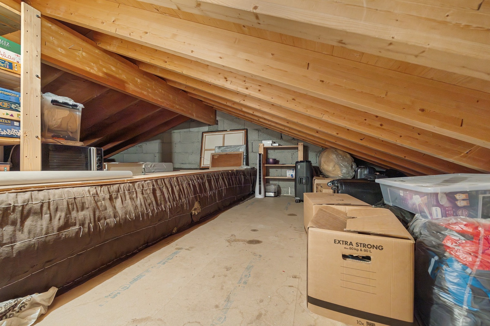 Ett av husets to store loft, her er det svært mye plass til oppbevaring Galleribilde