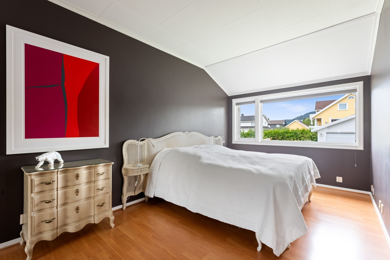 Romslig soverom med tilgang til walk-in closet. Galleribilde