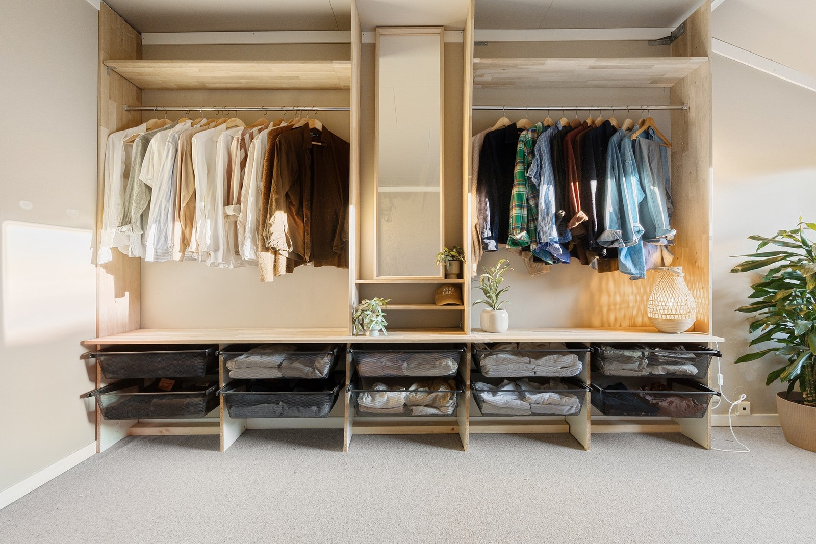 Godt med oppbevaringsplass med både skuffer, hyller og oppheng. Galleribilde