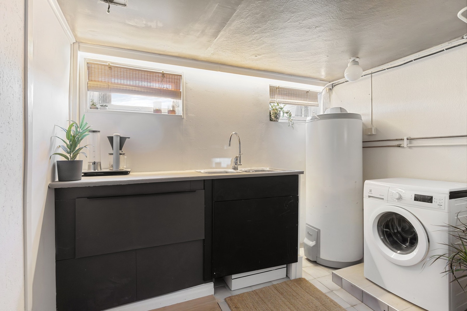 Husets andre vaskerom/rom med vaskemaskin med vask og opplegg for oppvaskmaskin. Potensial for bruk som kjøkken ved etablering av hybel. Galleribilde