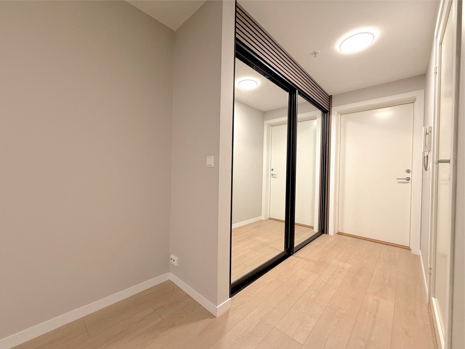 Praktisk entré med stor skyvedørsgarderobe med speilfront. Her er det plass til å henge av seg yttertøy og sko. Meget god lagringsplass. Galleribilde