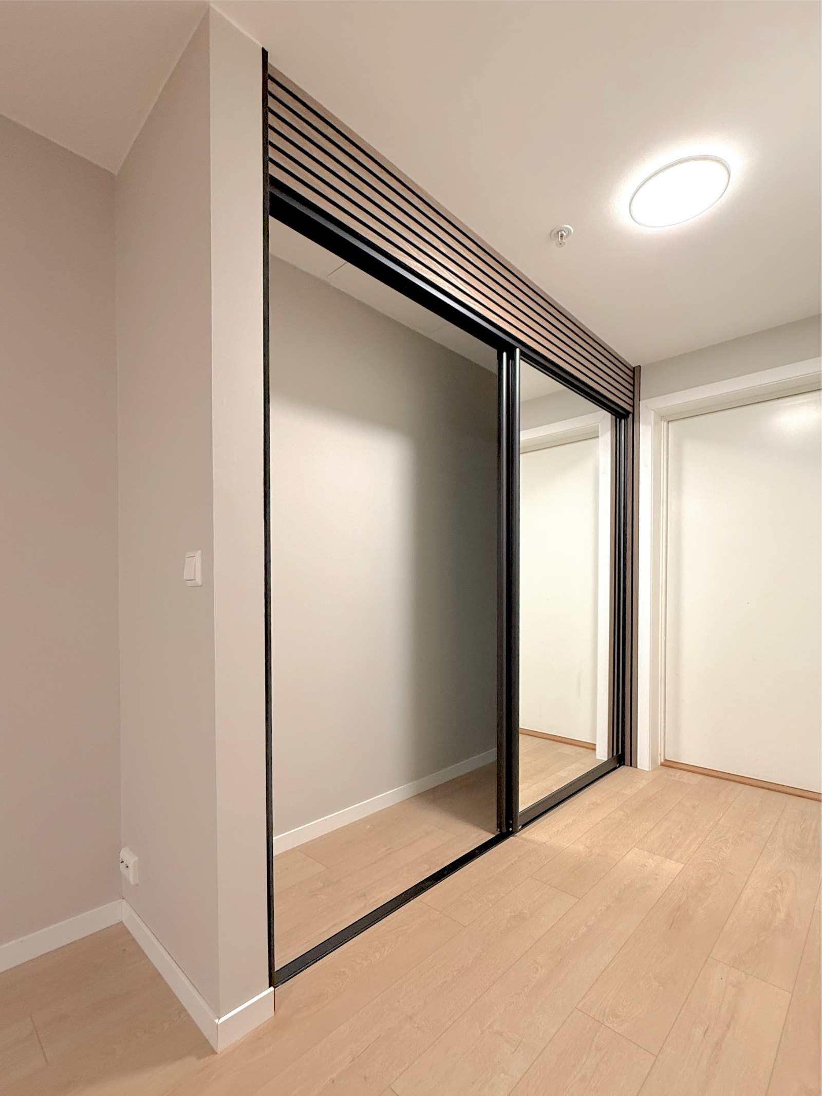 Nærbilde av garderoben viser speilfronter og god oppbevaringsplass i entreen. Meget god lagringsplass. Galleribilde