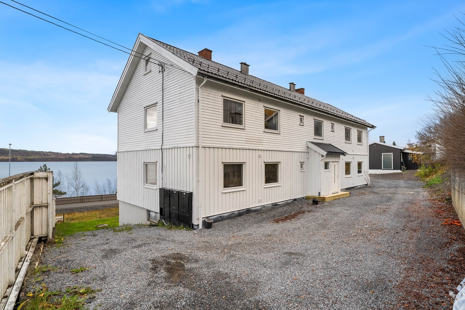 Det er flere leiligheter i bygget og det er felles gruset gårdsplass med gode parkeringsmuligheter. Galleribilde