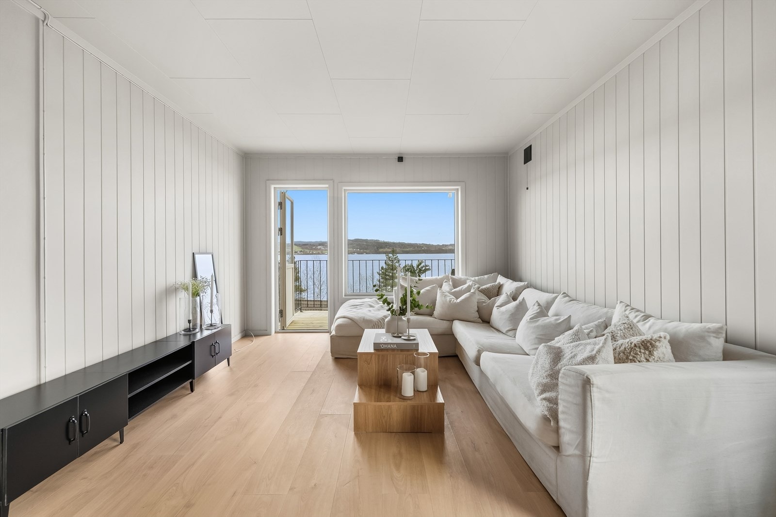 Nyoppusset leilighet i 1.etasje med nydelig mjøsutsikt fra østvendt balkong. Galleribilde