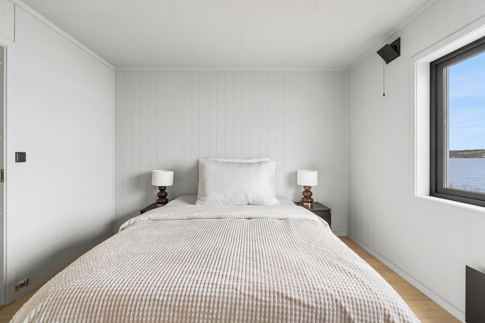 Romslig og lyst hovedsoverom mot øst. Galleribilde