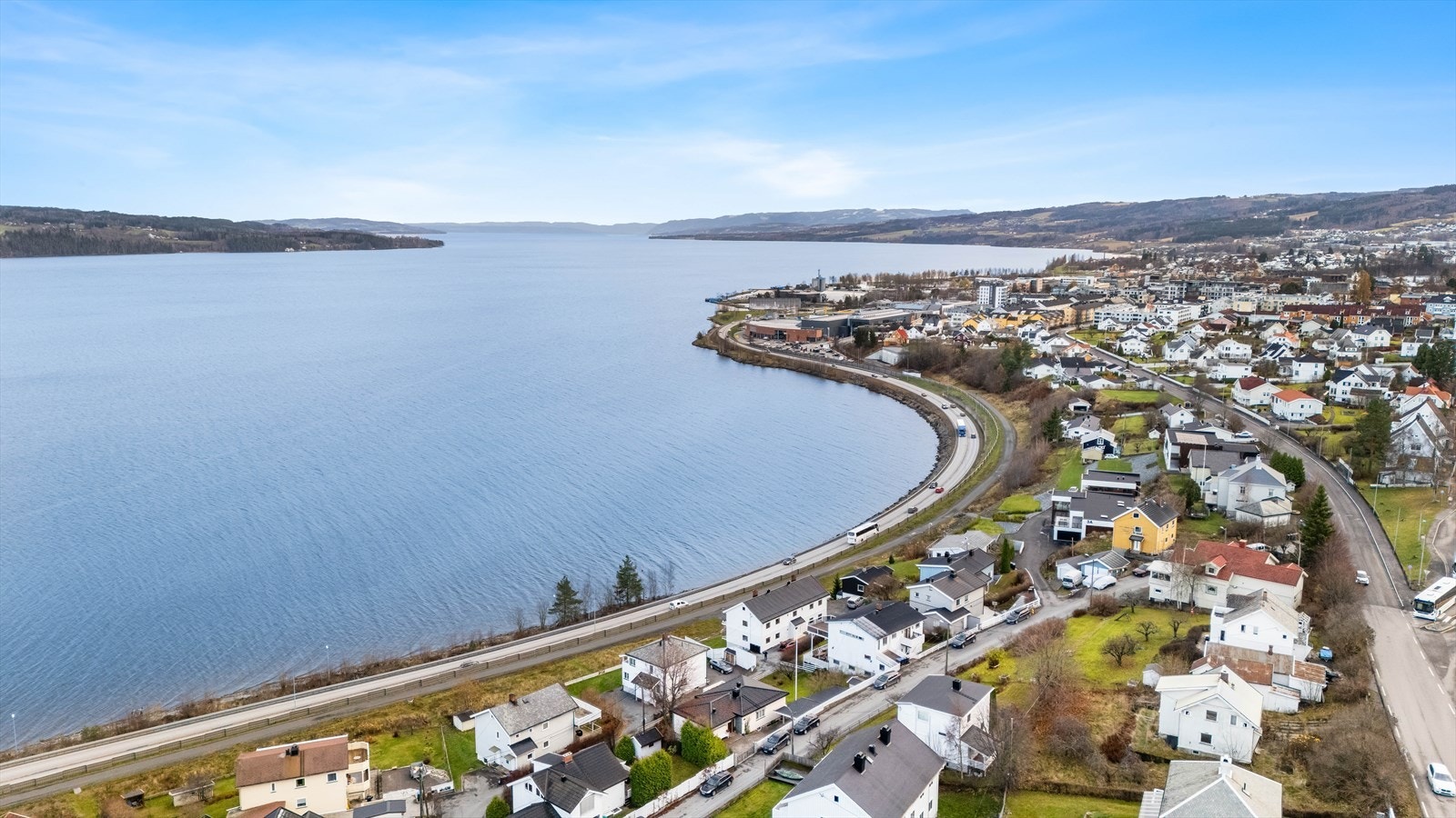 Dronebilde mot sør med Mjøsa og byen. Galleribilde