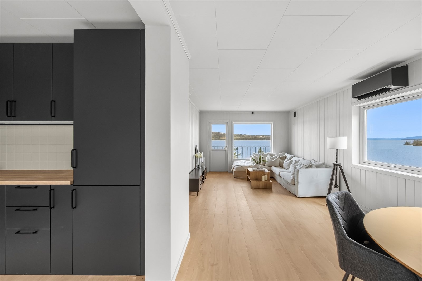 Det er åpen løsning mellom kjøkken og spisestue. Galleribilde