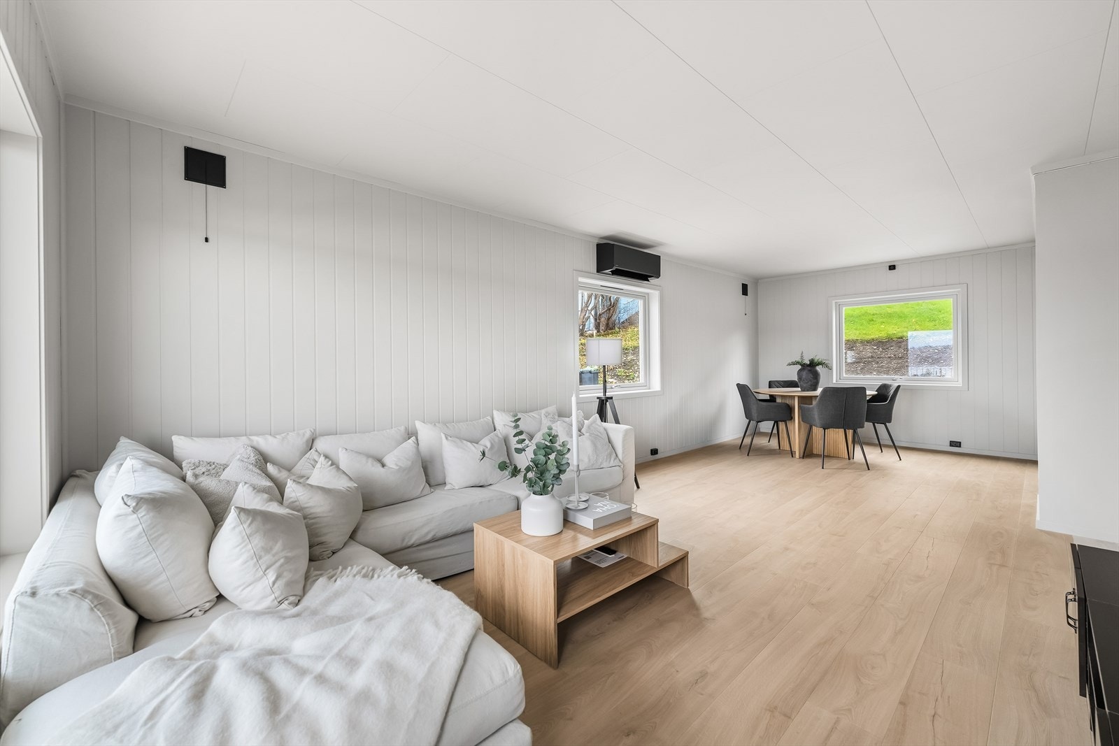 Lys og fin stue med plass til sofaområde og spisestue. Galleribilde