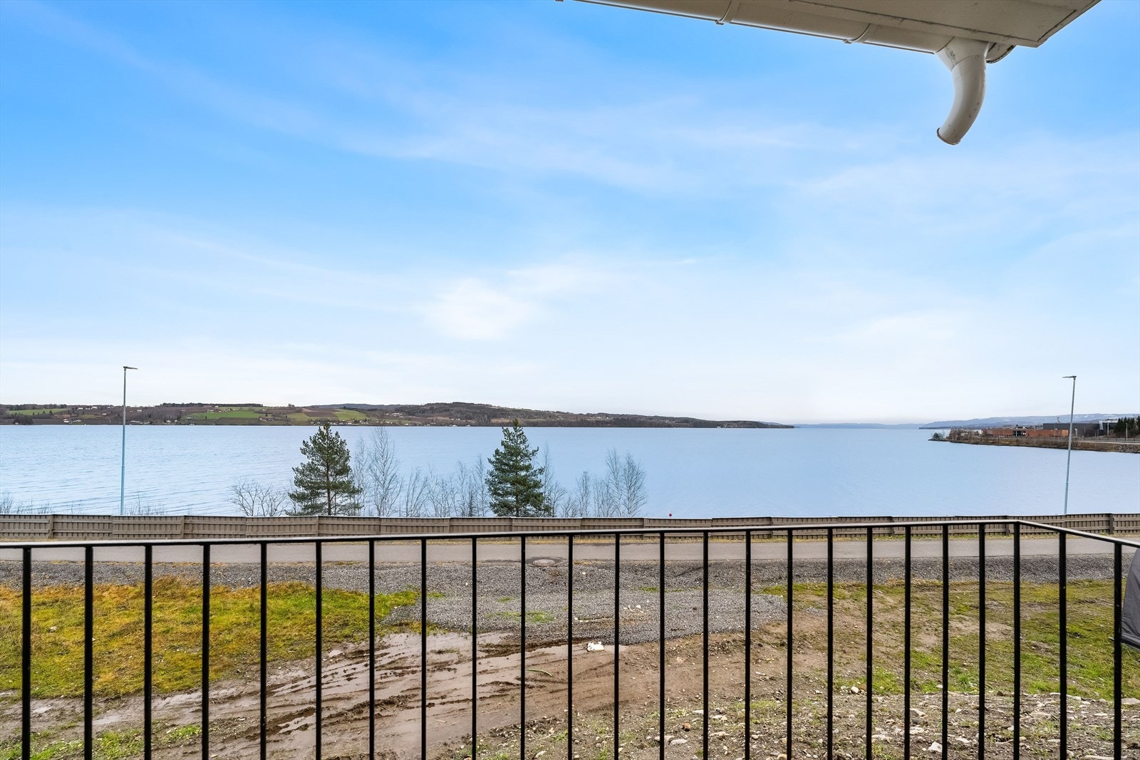 Utsikt fra balkongen i første rekke mot Mjøsa! Galleribilde