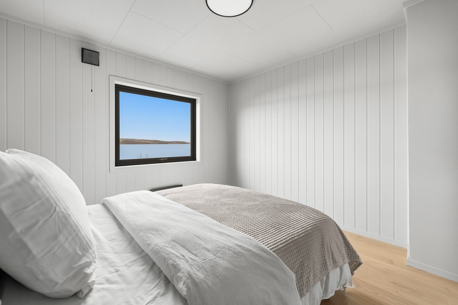 Flott mjøsutsikt fra soverommet. Galleribilde