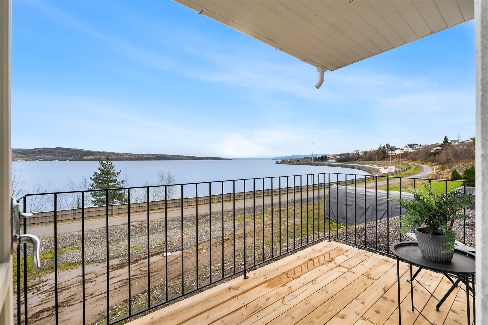 Gangveien går rett nedenfor tomtegrensen og tar deg inn til sentrum. Galleribilde