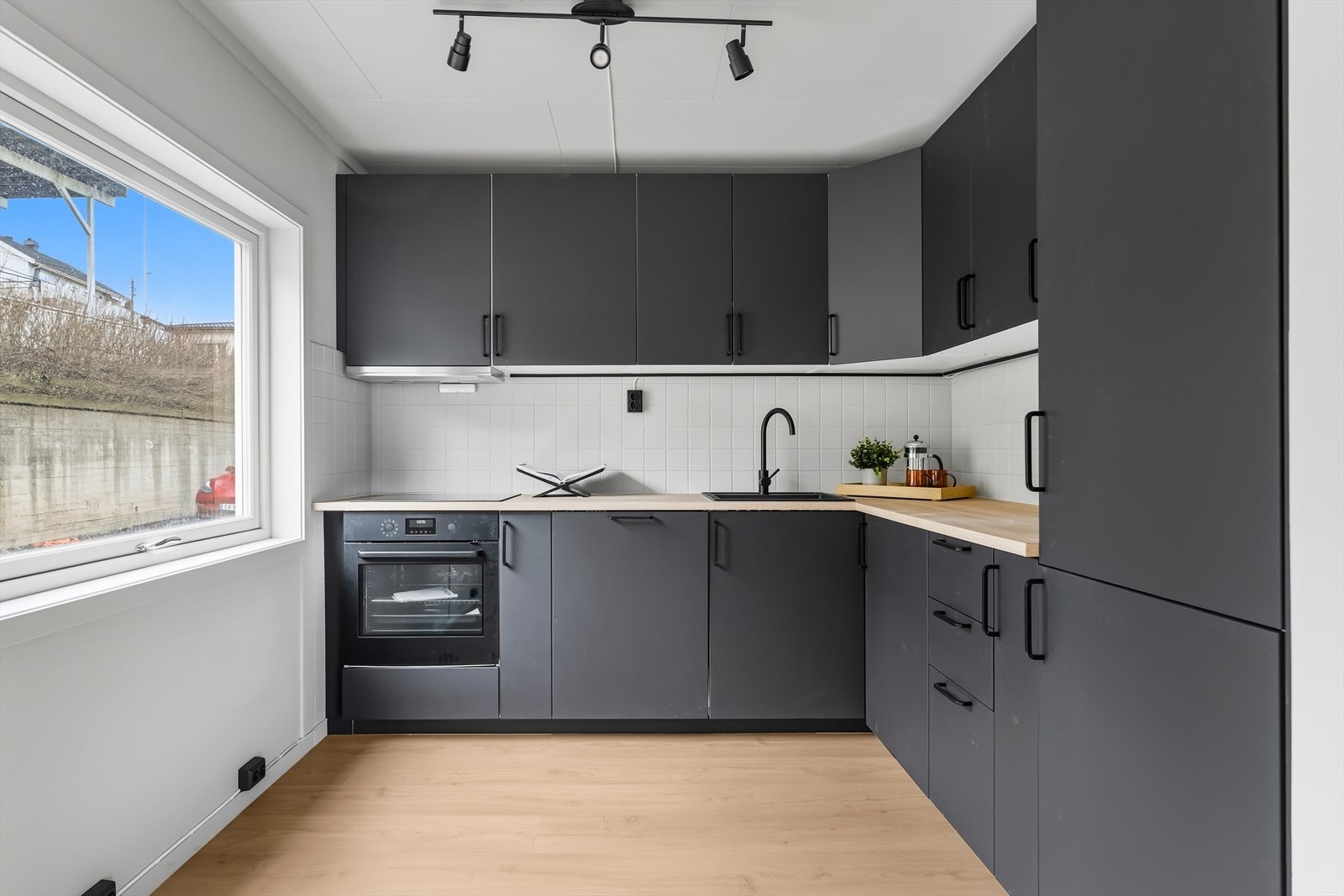 Helt nytt og moderne kjøkken som ikke er tatt i bruk. Integrerte hvitevarer. Galleribilde